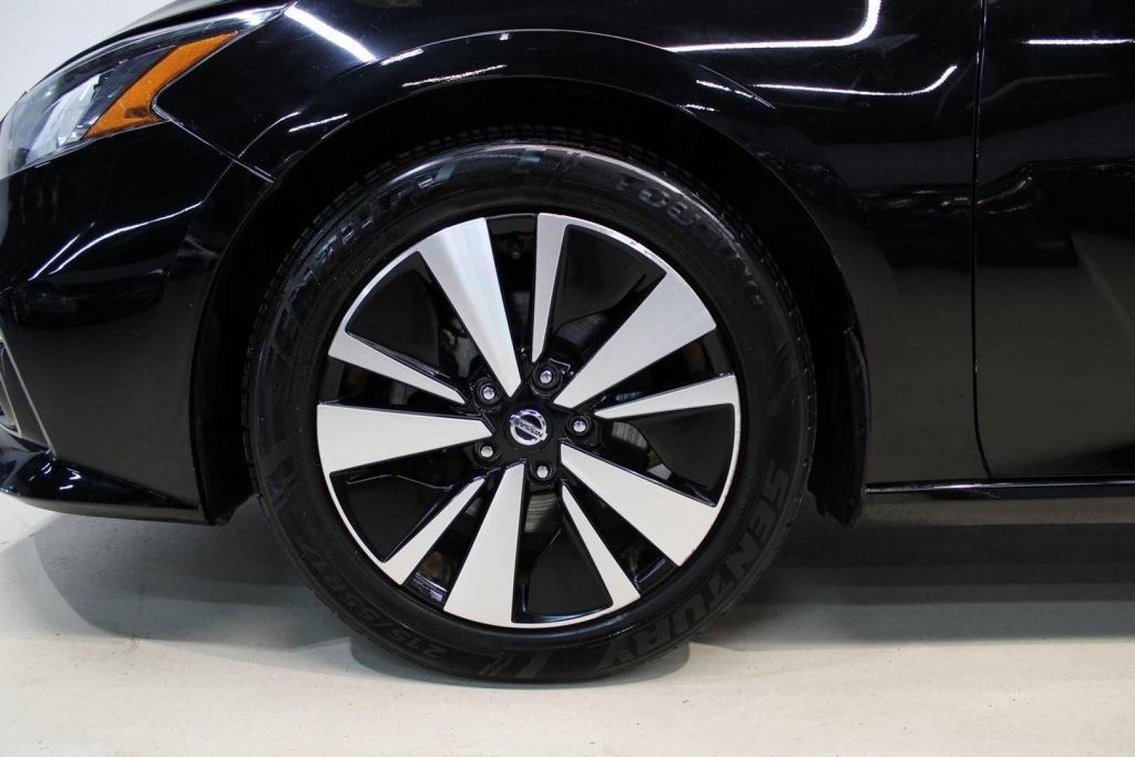2019 Super Black Clearcoat /Charcoal Nissan Altima 2.5 SL (1N4BL4EV8KC) with an 2.5L 4-Cylinder DOHC 16V engine, CVT transmission, located at 15300 Midway Rd., Addison, TX, 75001, (972) 702-0011, 32.958321, -96.838074 - Photo#7