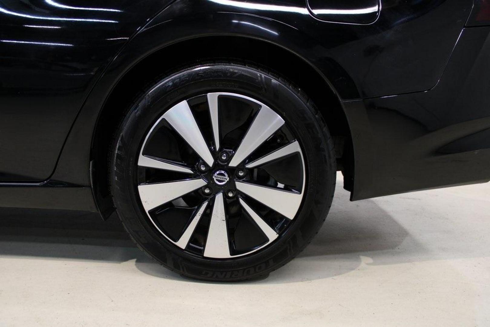 2019 Super Black Clearcoat /Charcoal Nissan Altima 2.5 SL (1N4BL4EV8KC) with an 2.5L 4-Cylinder DOHC 16V engine, CVT transmission, located at 15300 Midway Rd., Addison, TX, 75001, (972) 702-0011, 32.958321, -96.838074 - Photo#8