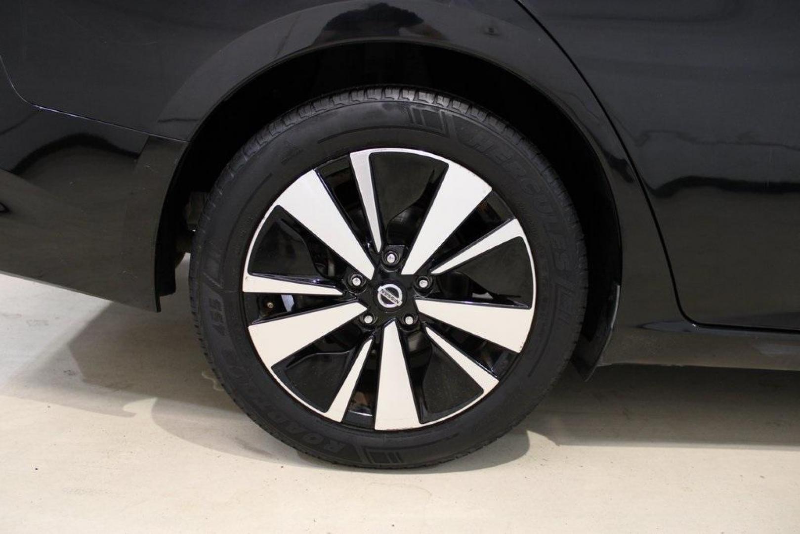2019 Super Black Clearcoat /Charcoal Nissan Altima 2.5 SL (1N4BL4EV8KC) with an 2.5L 4-Cylinder DOHC 16V engine, CVT transmission, located at 15300 Midway Rd., Addison, TX, 75001, (972) 702-0011, 32.958321, -96.838074 - Photo#9