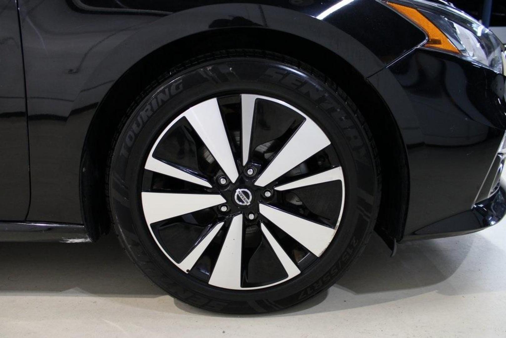 2019 Super Black Clearcoat /Charcoal Nissan Altima 2.5 SL (1N4BL4EV8KC) with an 2.5L 4-Cylinder DOHC 16V engine, CVT transmission, located at 15300 Midway Rd., Addison, TX, 75001, (972) 702-0011, 32.958321, -96.838074 - Photo#10