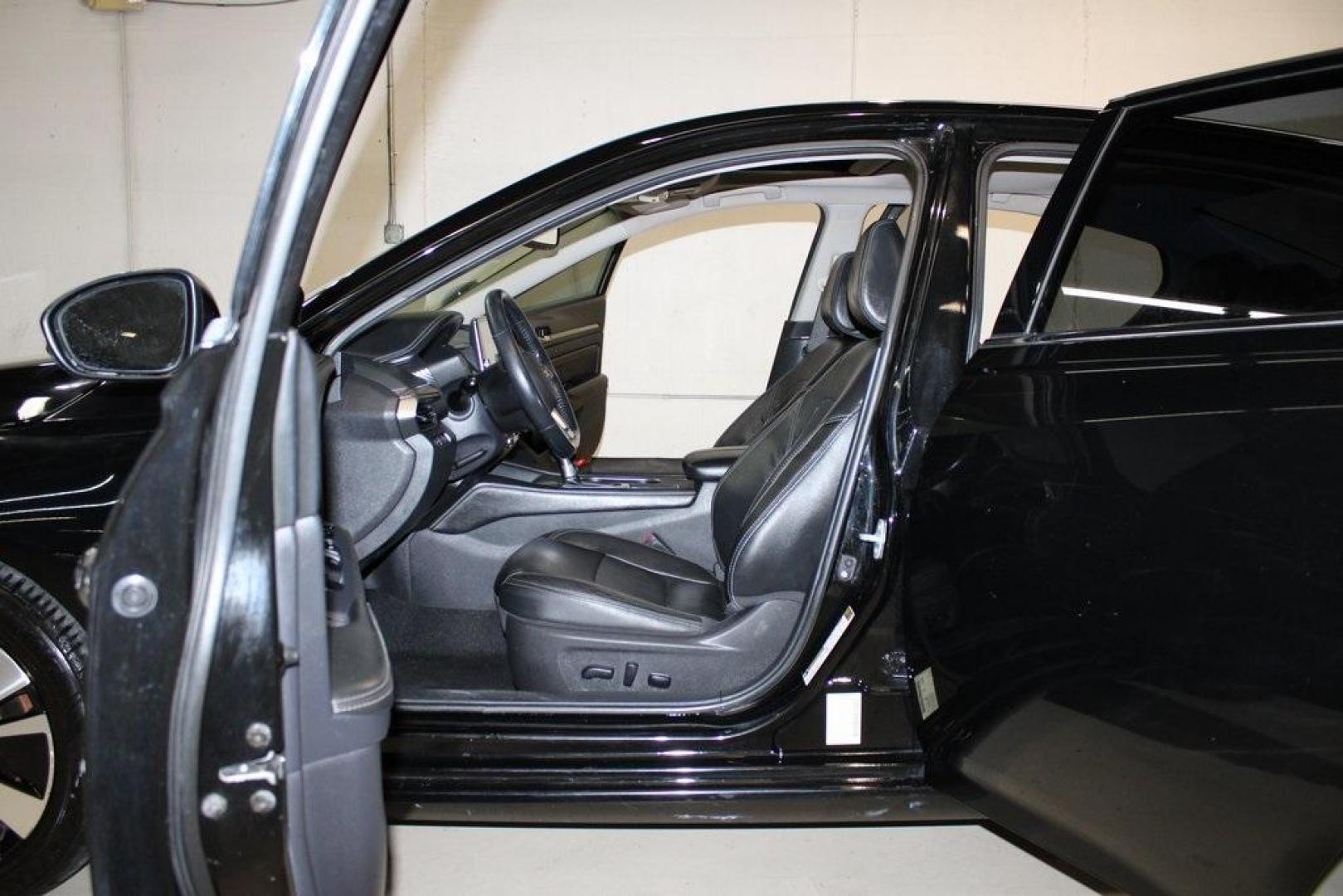 2019 Super Black Clearcoat /Charcoal Nissan Altima 2.5 SL (1N4BL4EV8KC) with an 2.5L 4-Cylinder DOHC 16V engine, CVT transmission, located at 15300 Midway Rd., Addison, TX, 75001, (972) 702-0011, 32.958321, -96.838074 - Photo#12