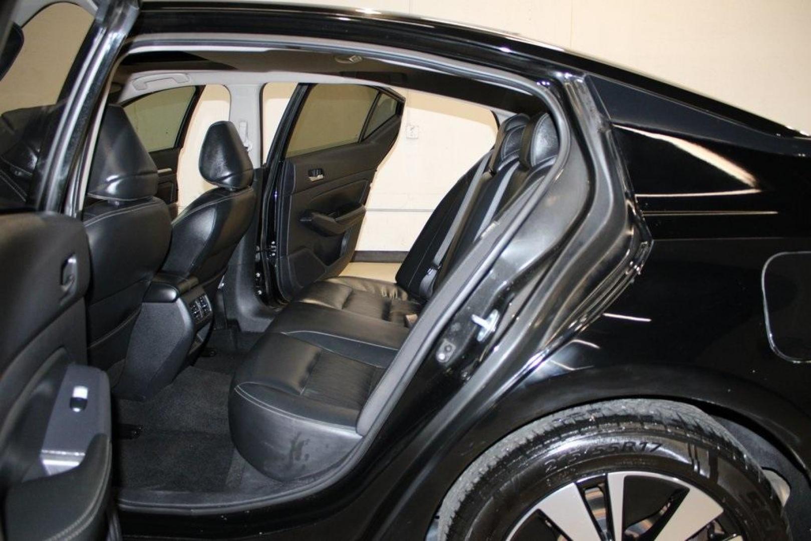 2019 Super Black Clearcoat /Charcoal Nissan Altima 2.5 SL (1N4BL4EV8KC) with an 2.5L 4-Cylinder DOHC 16V engine, CVT transmission, located at 15300 Midway Rd., Addison, TX, 75001, (972) 702-0011, 32.958321, -96.838074 - Photo#15