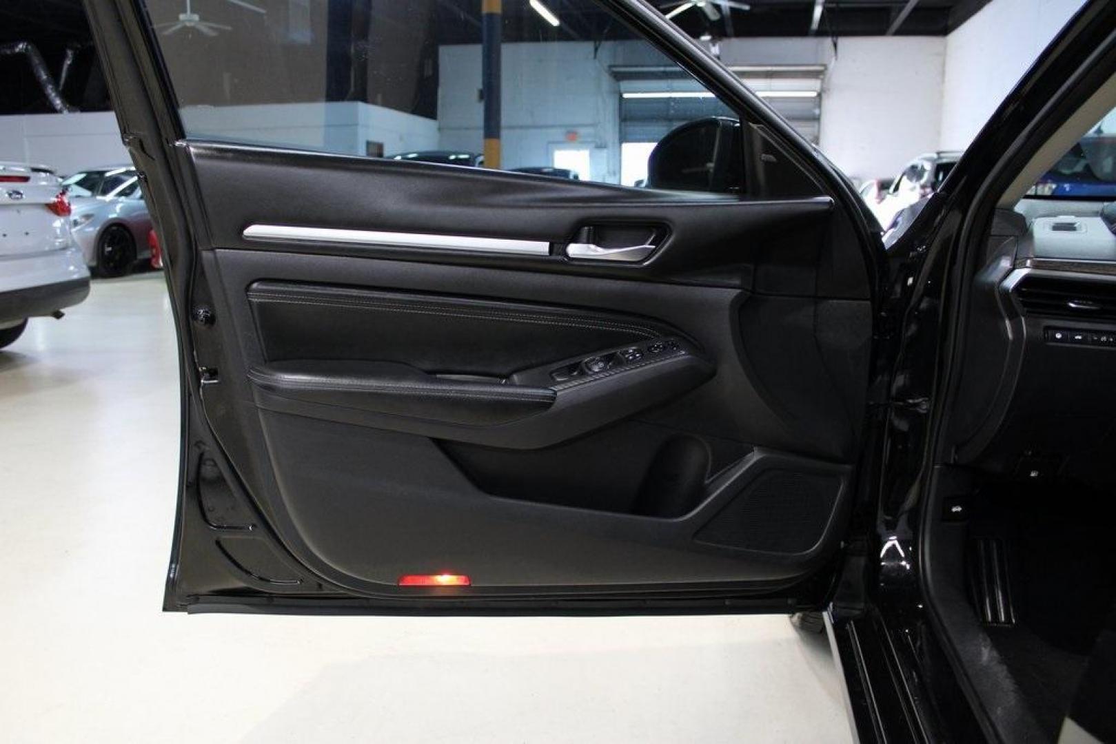 2019 Super Black Clearcoat /Charcoal Nissan Altima 2.5 SL (1N4BL4EV8KC) with an 2.5L 4-Cylinder DOHC 16V engine, CVT transmission, located at 15300 Midway Rd., Addison, TX, 75001, (972) 702-0011, 32.958321, -96.838074 - Photo#25