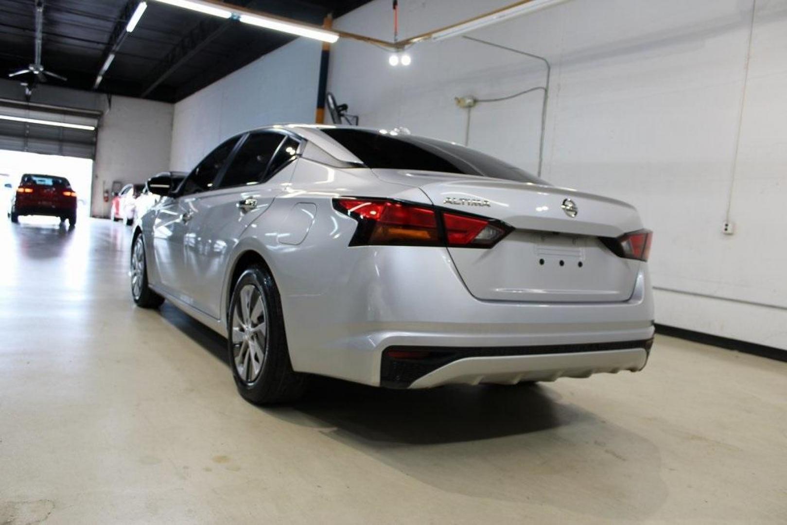 2020 Brilliant Silver Metallic /Charcoal Nissan Altima 2.5 S (1N4BL4BV5LC) with an 2.5L 4-Cylinder DOHC 16V engine, CVT transmission, located at 15300 Midway Rd., Addison, TX, 75001, (972) 702-0011, 32.958321, -96.838074 - Photo#3