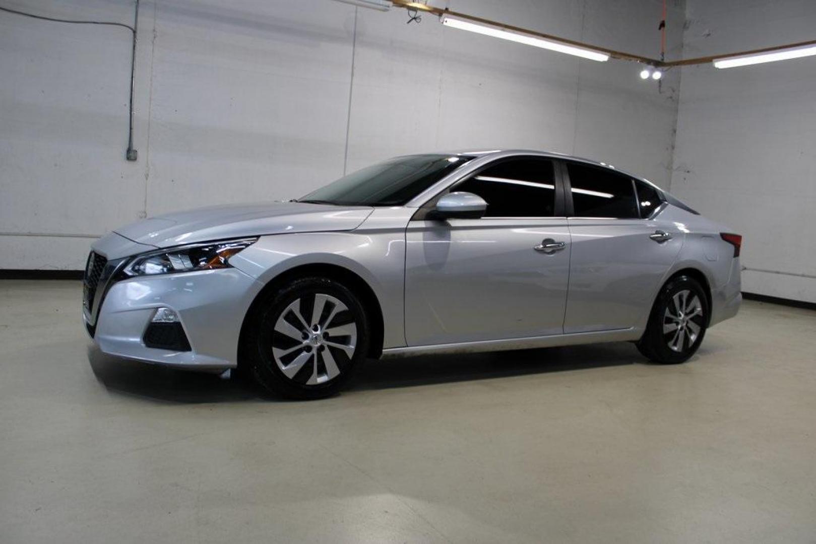 2020 Brilliant Silver Metallic /Charcoal Nissan Altima 2.5 S (1N4BL4BV5LC) with an 2.5L 4-Cylinder DOHC 16V engine, CVT transmission, located at 15300 Midway Rd., Addison, TX, 75001, (972) 702-0011, 32.958321, -96.838074 - Photo#4