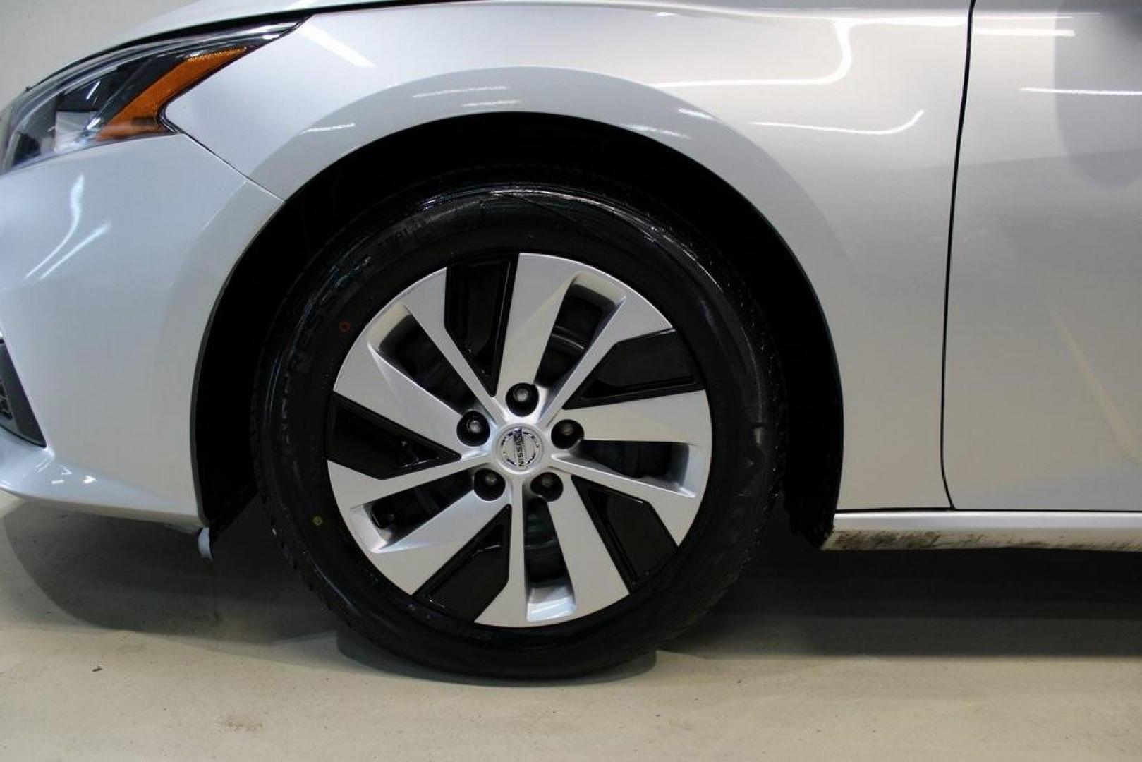 2020 Brilliant Silver Metallic /Charcoal Nissan Altima 2.5 S (1N4BL4BV5LC) with an 2.5L 4-Cylinder DOHC 16V engine, CVT transmission, located at 15300 Midway Rd., Addison, TX, 75001, (972) 702-0011, 32.958321, -96.838074 - Photo#8