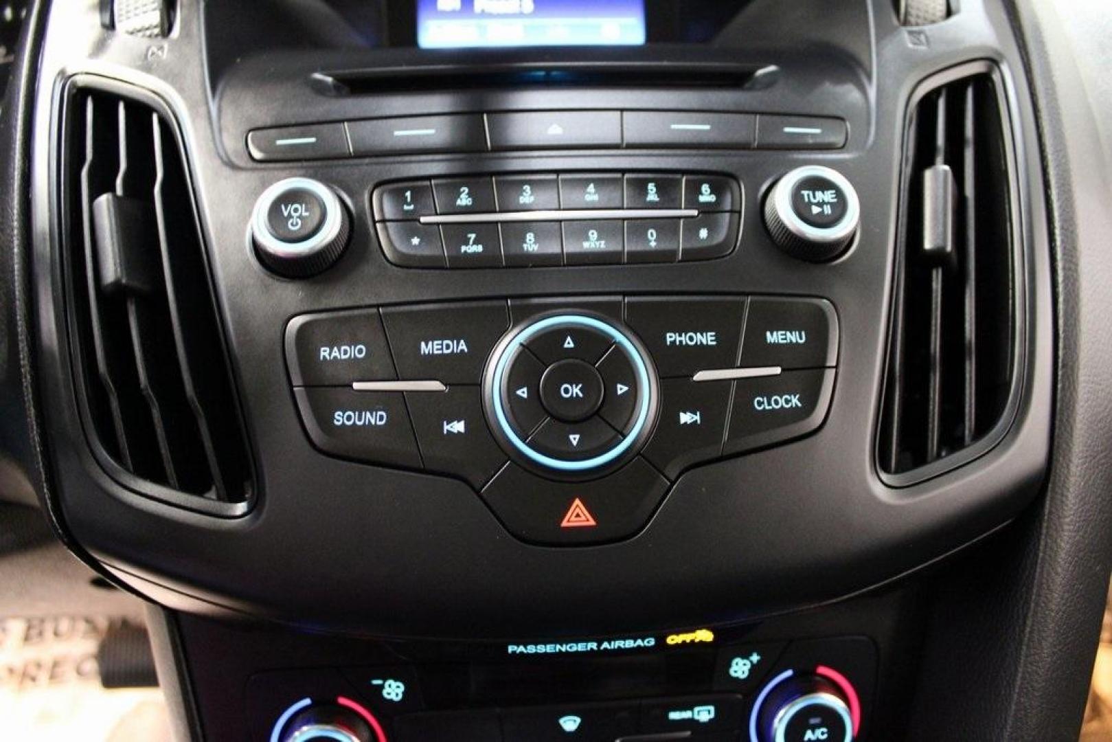 2016 Ingot Silver /Black Ford Focus SE (1FADP3FE5GL) with an EcoBoost 1.0L I3 GTDi DOHC Turbocharged VCT engine, Automatic transmission, located at 15300 Midway Rd., Addison, TX, 75001, (972) 702-0011, 32.958321, -96.838074 - Photo#18