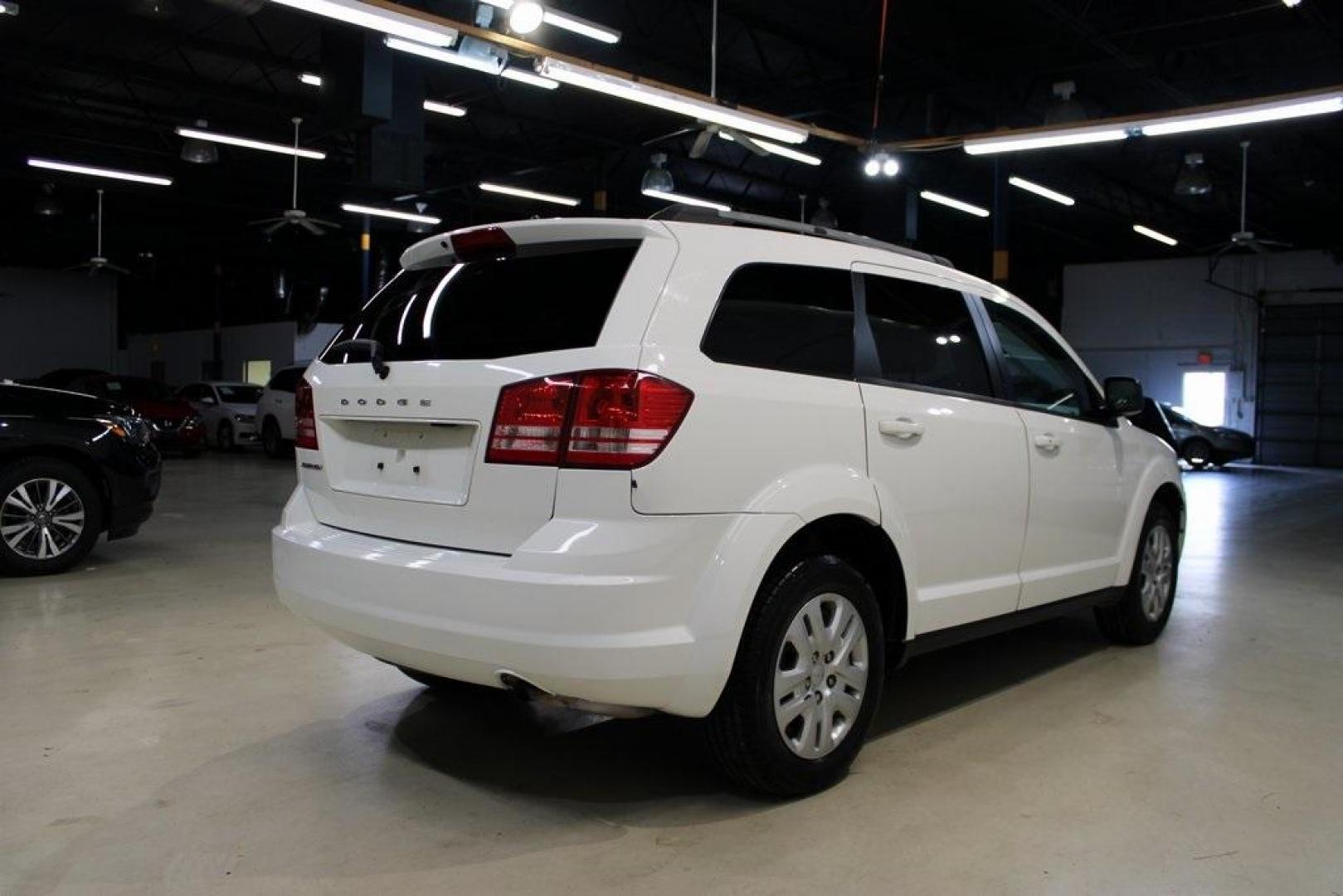 2017 Vice White /Lt Frost Beige/Black Dodge Journey SE (3C4PDCAB7HT) with an 2.4L I4 DOHC 16V Dual VVT engine, Automatic transmission, located at 15300 Midway Rd., Addison, TX, 75001, (972) 702-0011, 32.958321, -96.838074 - Photo#2