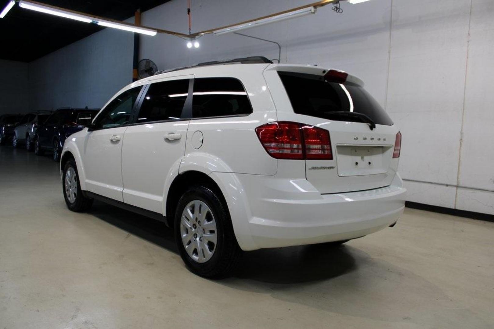 2017 Vice White /Lt Frost Beige/Black Dodge Journey SE (3C4PDCAB7HT) with an 2.4L I4 DOHC 16V Dual VVT engine, Automatic transmission, located at 15300 Midway Rd., Addison, TX, 75001, (972) 702-0011, 32.958321, -96.838074 - Photo#3