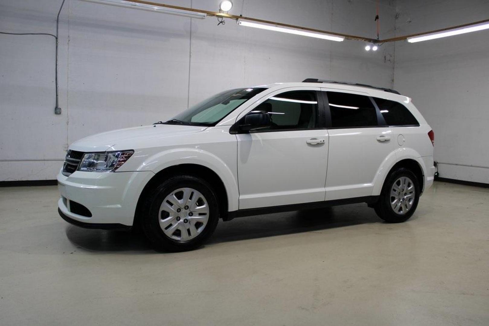 2017 Vice White /Lt Frost Beige/Black Dodge Journey SE (3C4PDCAB7HT) with an 2.4L I4 DOHC 16V Dual VVT engine, Automatic transmission, located at 15300 Midway Rd., Addison, TX, 75001, (972) 702-0011, 32.958321, -96.838074 - Photo#4