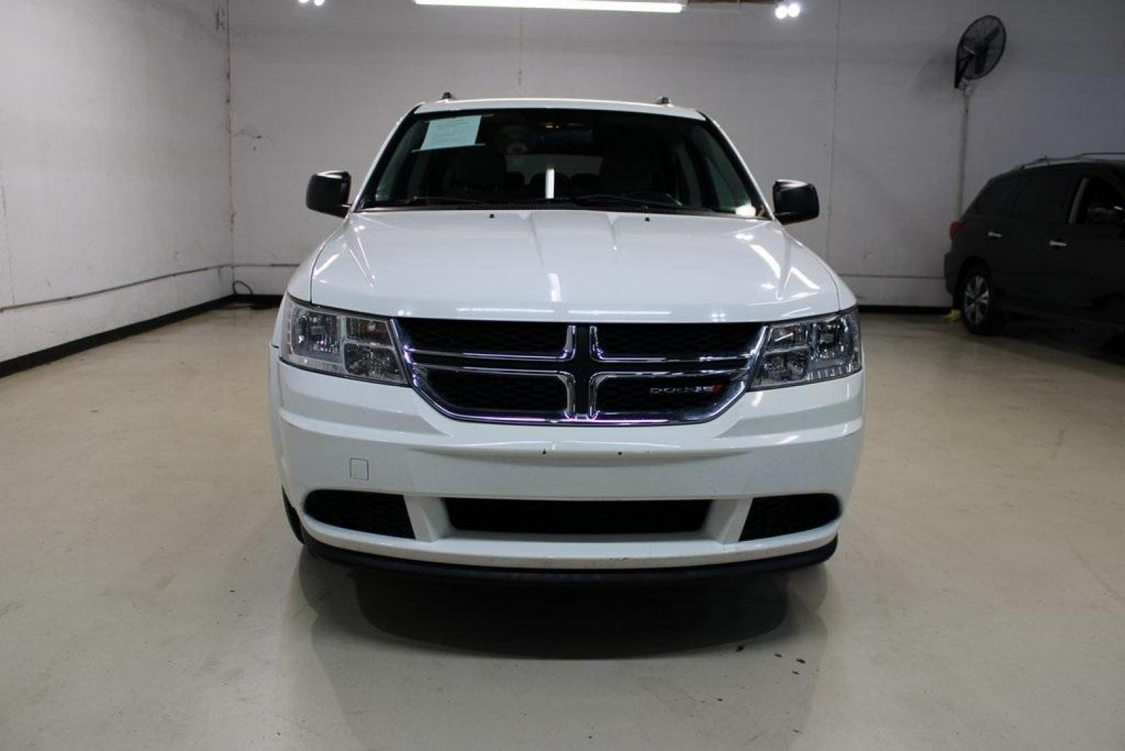 2017 Vice White /Lt Frost Beige/Black Dodge Journey SE (3C4PDCAB7HT) with an 2.4L I4 DOHC 16V Dual VVT engine, Automatic transmission, located at 15300 Midway Rd., Addison, TX, 75001, (972) 702-0011, 32.958321, -96.838074 - Photo#5