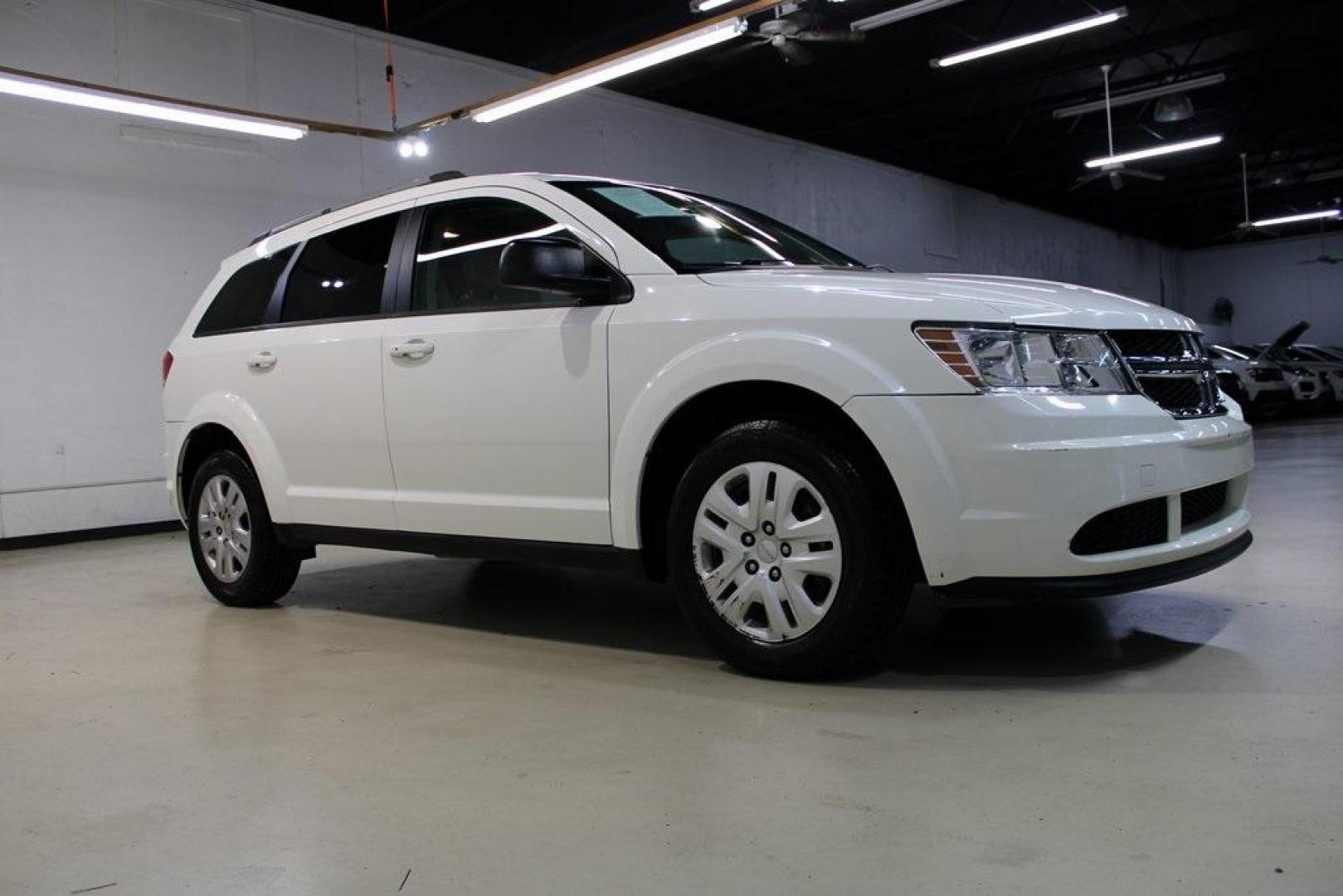 2017 Vice White /Lt Frost Beige/Black Dodge Journey SE (3C4PDCAB7HT) with an 2.4L I4 DOHC 16V Dual VVT engine, Automatic transmission, located at 15300 Midway Rd., Addison, TX, 75001, (972) 702-0011, 32.958321, -96.838074 - Photo#6
