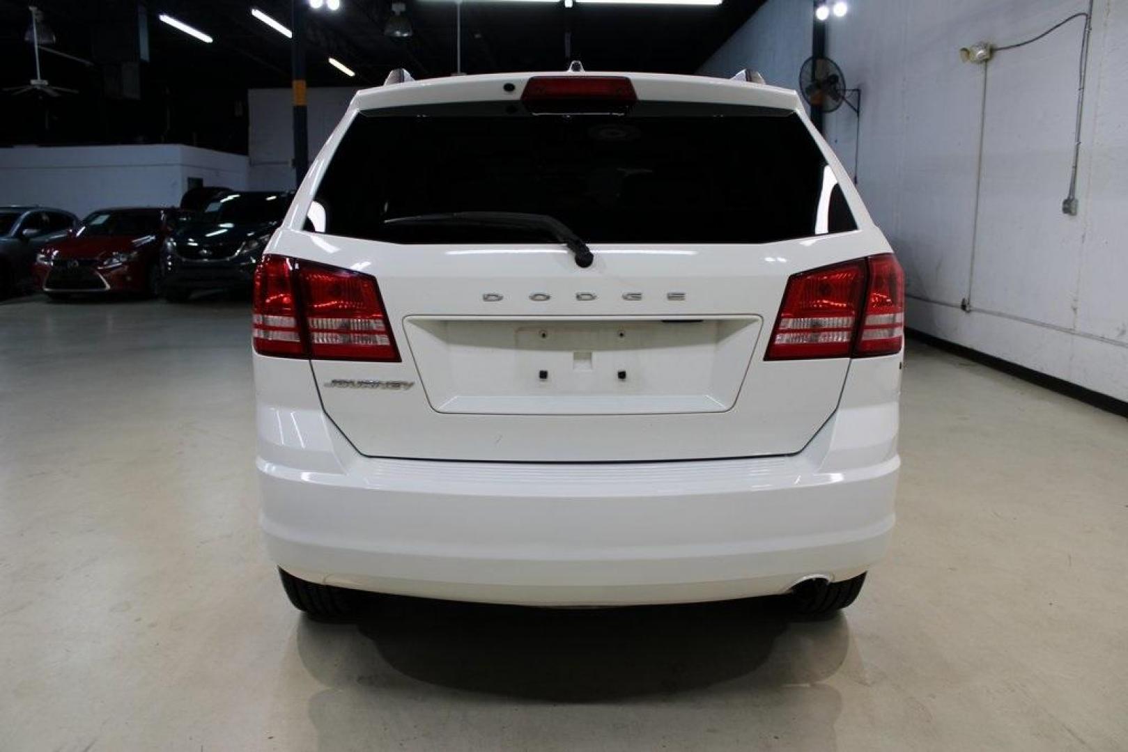 2017 Vice White /Lt Frost Beige/Black Dodge Journey SE (3C4PDCAB7HT) with an 2.4L I4 DOHC 16V Dual VVT engine, Automatic transmission, located at 15300 Midway Rd., Addison, TX, 75001, (972) 702-0011, 32.958321, -96.838074 - Photo#7