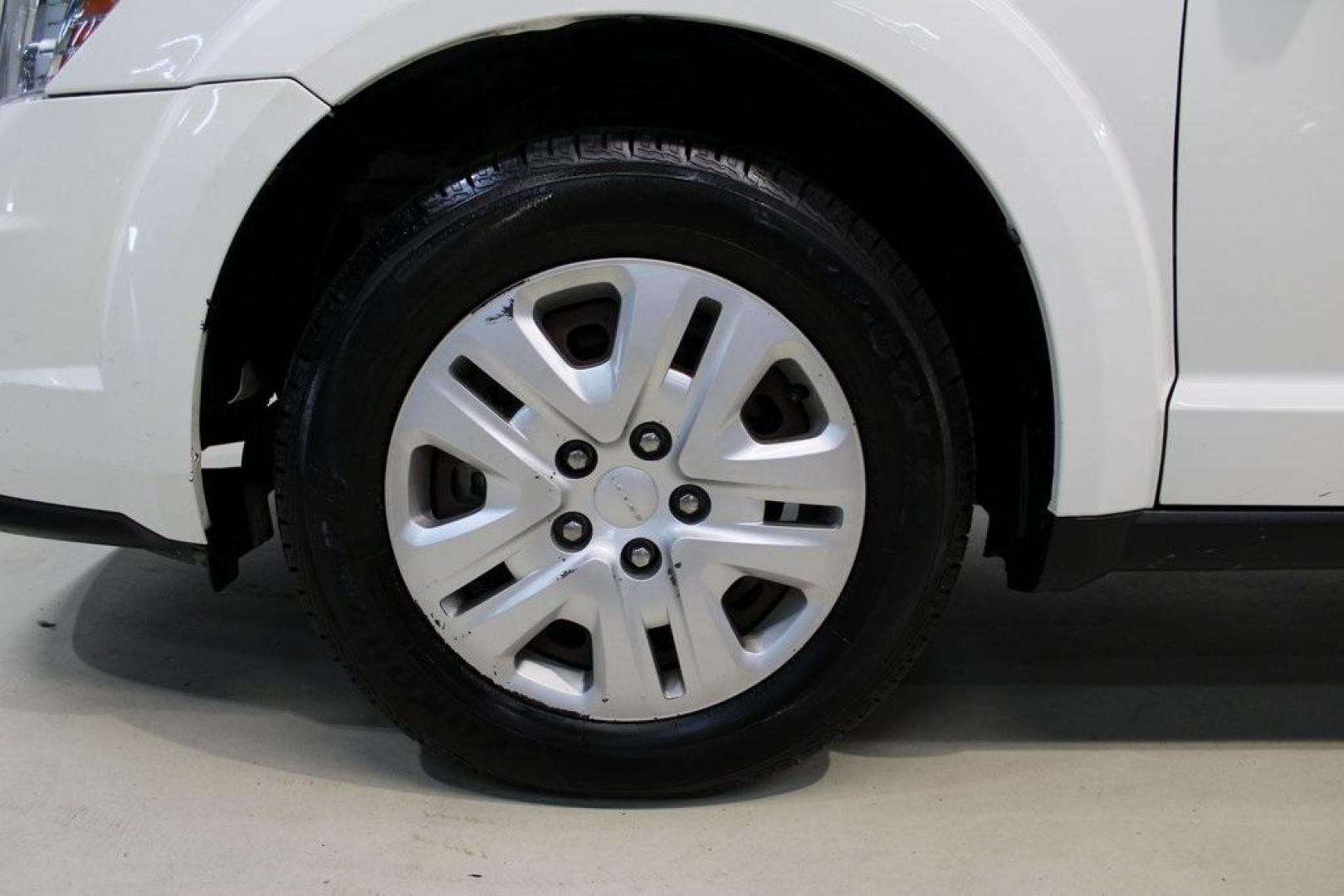 2017 Vice White /Lt Frost Beige/Black Dodge Journey SE (3C4PDCAB7HT) with an 2.4L I4 DOHC 16V Dual VVT engine, Automatic transmission, located at 15300 Midway Rd., Addison, TX, 75001, (972) 702-0011, 32.958321, -96.838074 - Photo#8
