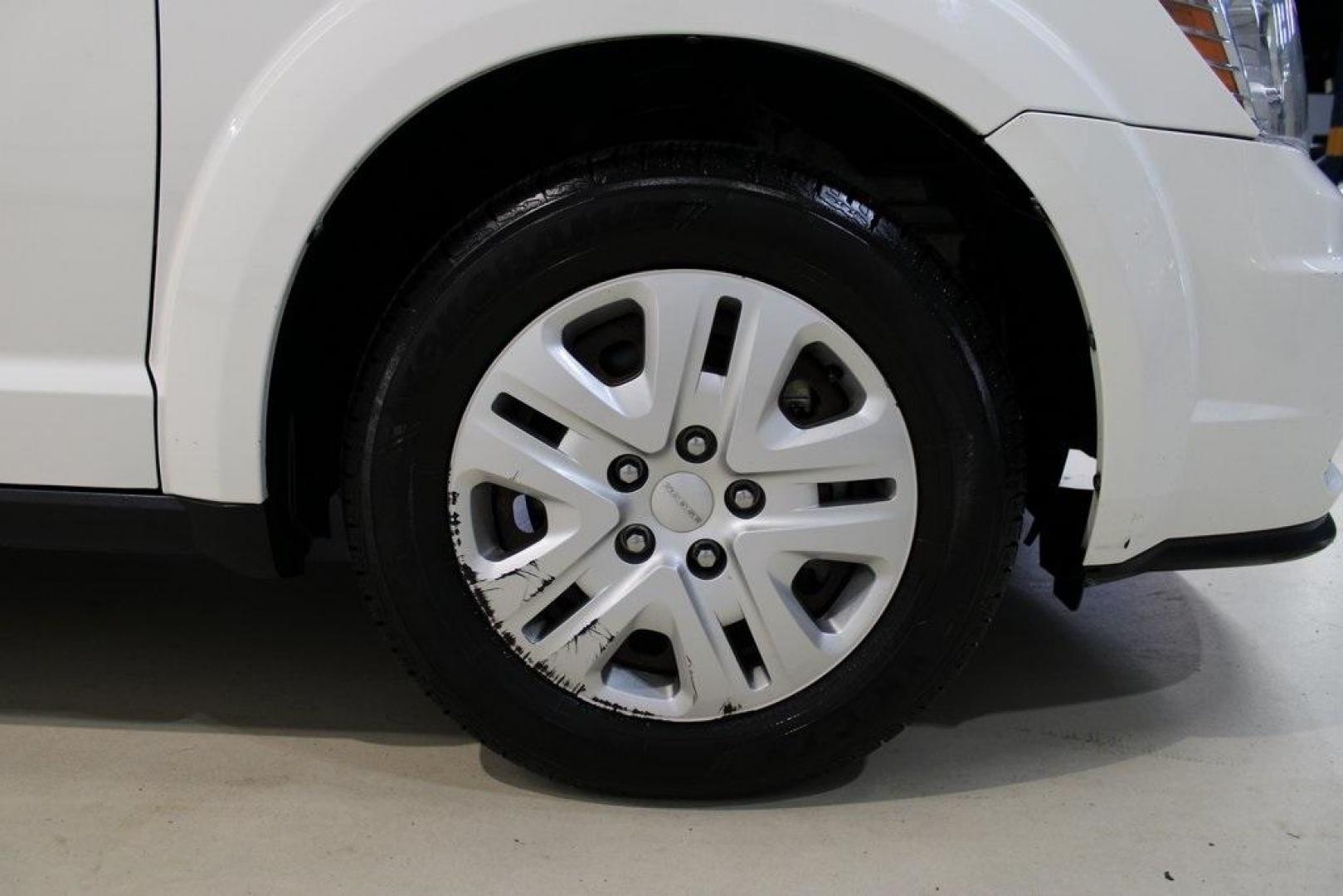 2017 Vice White /Lt Frost Beige/Black Dodge Journey SE (3C4PDCAB7HT) with an 2.4L I4 DOHC 16V Dual VVT engine, Automatic transmission, located at 15300 Midway Rd., Addison, TX, 75001, (972) 702-0011, 32.958321, -96.838074 - Photo#11