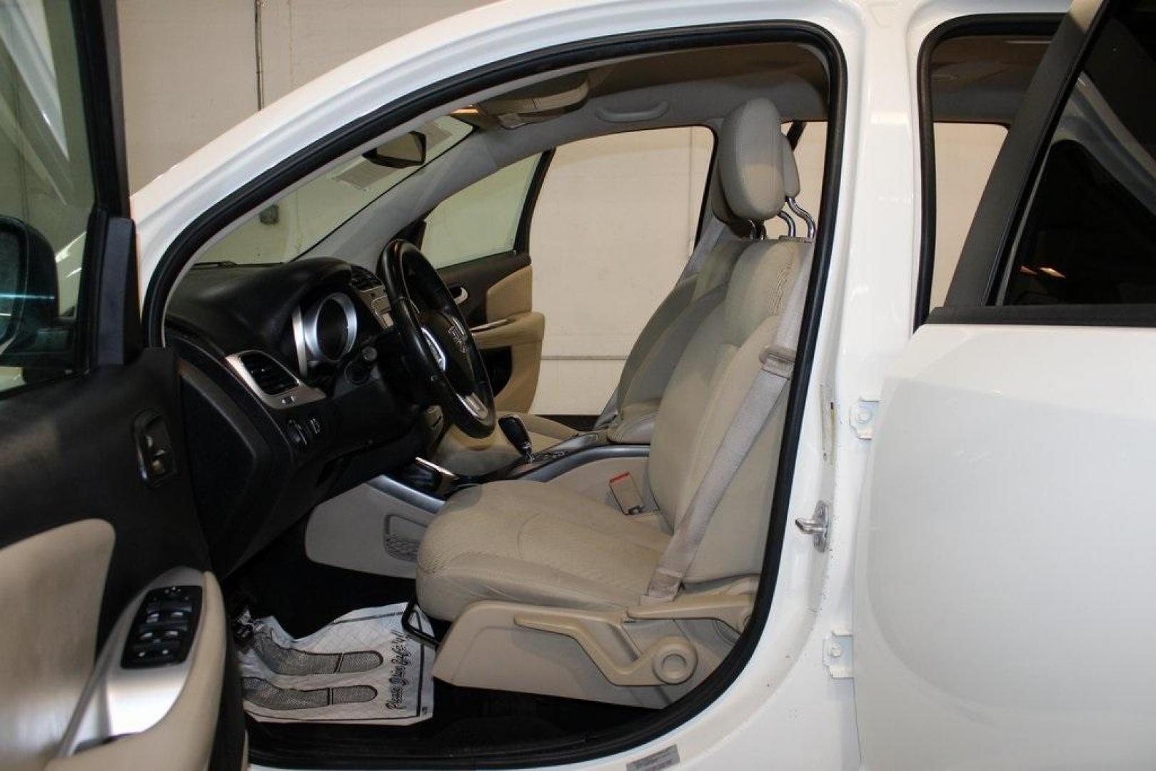 2017 Vice White /Lt Frost Beige/Black Dodge Journey SE (3C4PDCAB7HT) with an 2.4L I4 DOHC 16V Dual VVT engine, Automatic transmission, located at 15300 Midway Rd., Addison, TX, 75001, (972) 702-0011, 32.958321, -96.838074 - Photo#13