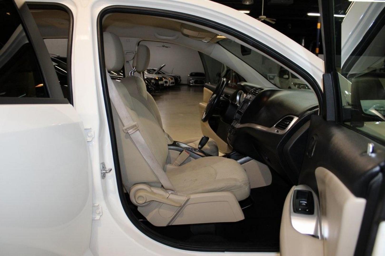 2017 Vice White /Lt Frost Beige/Black Dodge Journey SE (3C4PDCAB7HT) with an 2.4L I4 DOHC 16V Dual VVT engine, Automatic transmission, located at 15300 Midway Rd., Addison, TX, 75001, (972) 702-0011, 32.958321, -96.838074 - Photo#14