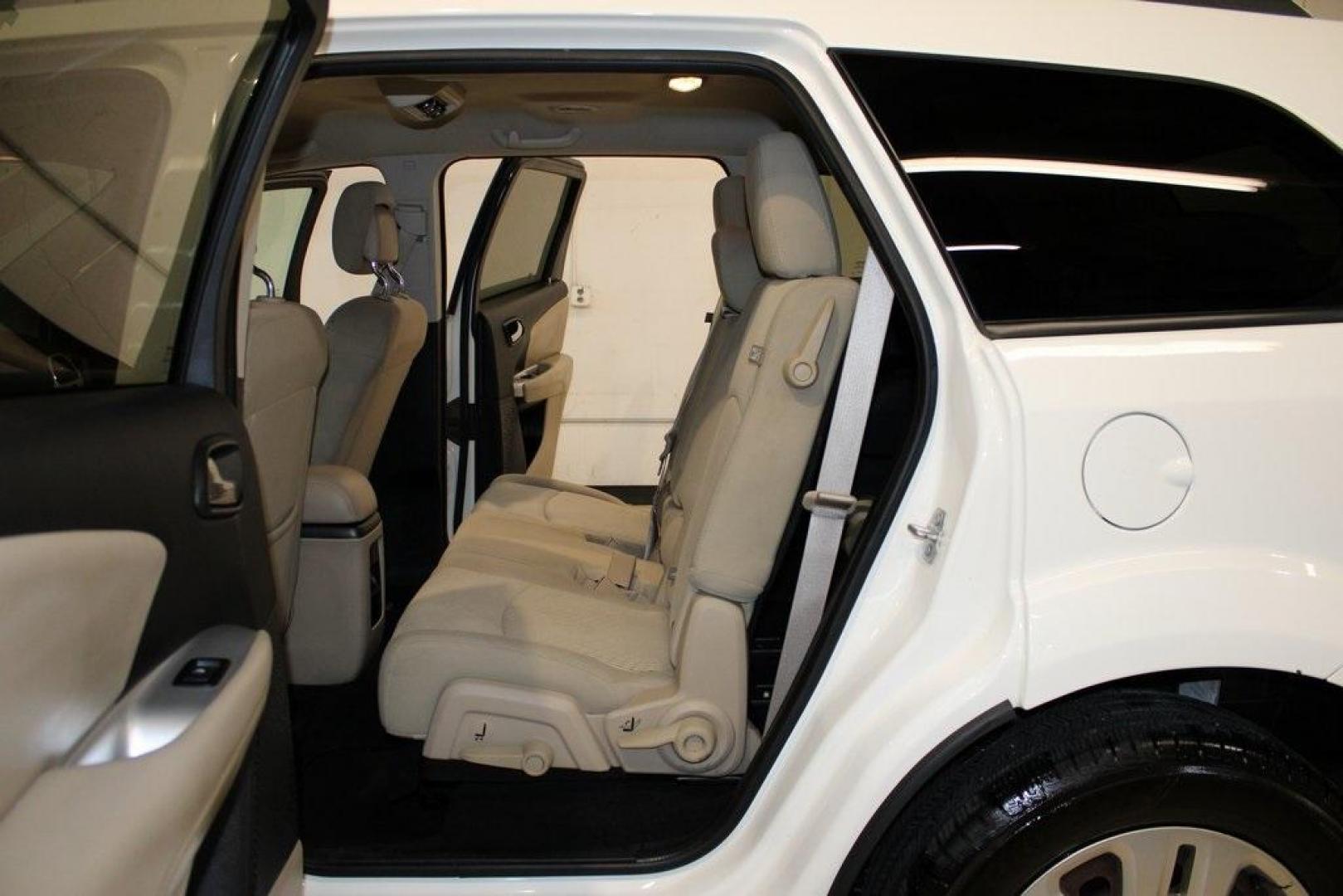 2017 Vice White /Lt Frost Beige/Black Dodge Journey SE (3C4PDCAB7HT) with an 2.4L I4 DOHC 16V Dual VVT engine, Automatic transmission, located at 15300 Midway Rd., Addison, TX, 75001, (972) 702-0011, 32.958321, -96.838074 - Photo#16