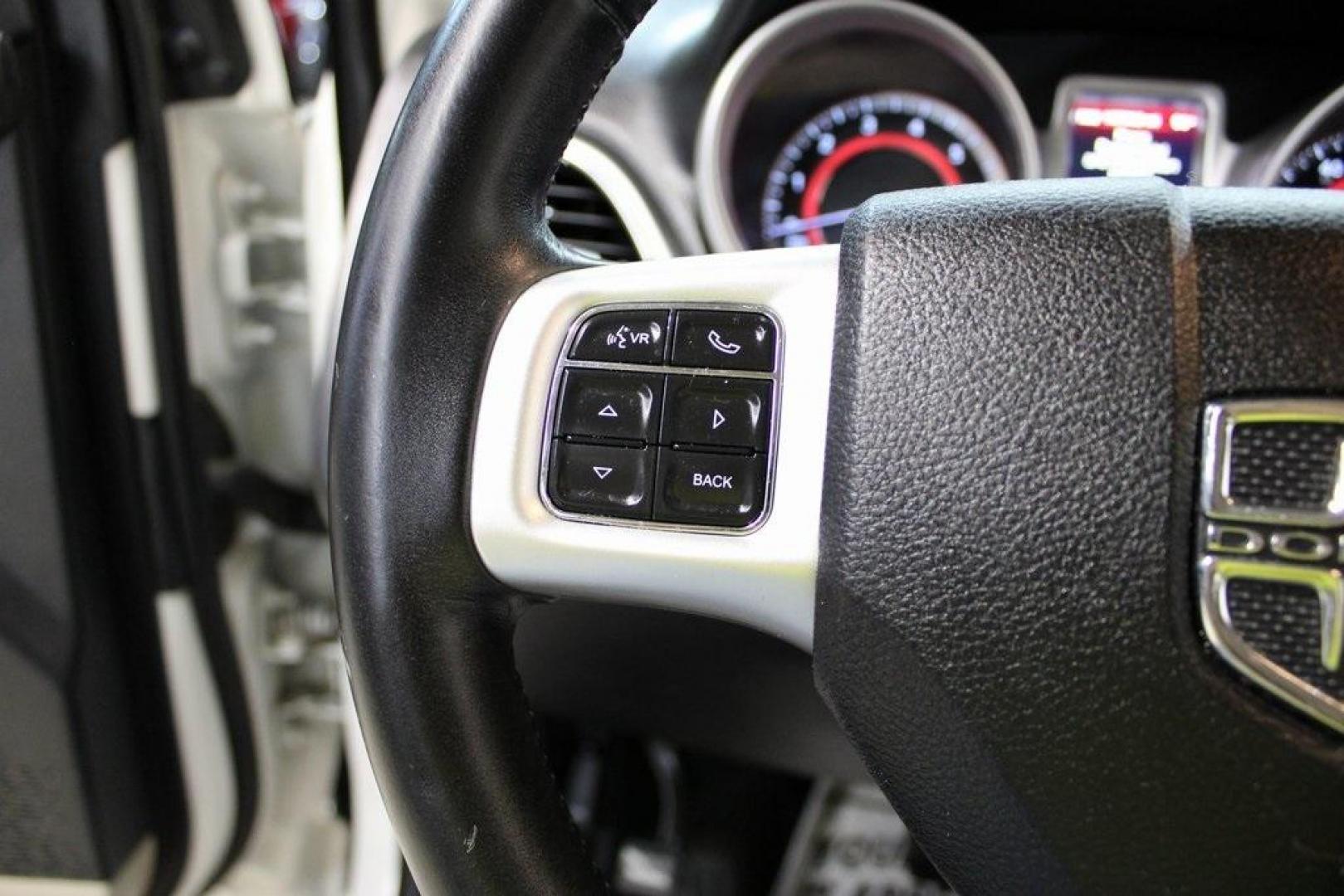 2017 Vice White /Lt Frost Beige/Black Dodge Journey SE (3C4PDCAB7HT) with an 2.4L I4 DOHC 16V Dual VVT engine, Automatic transmission, located at 15300 Midway Rd., Addison, TX, 75001, (972) 702-0011, 32.958321, -96.838074 - Photo#23