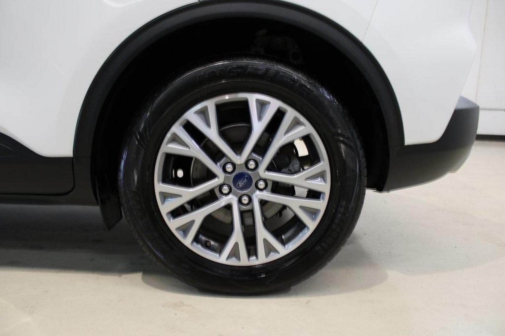 2022 Star White Metallic Tri-Coat /Ebony Ford Escape SEL (1FMCU0H65NU) with an 1.5L EcoBoost engine, Automatic transmission, located at 15300 Midway Rd., Addison, TX, 75001, (972) 702-0011, 32.958321, -96.838074 - Photo#9
