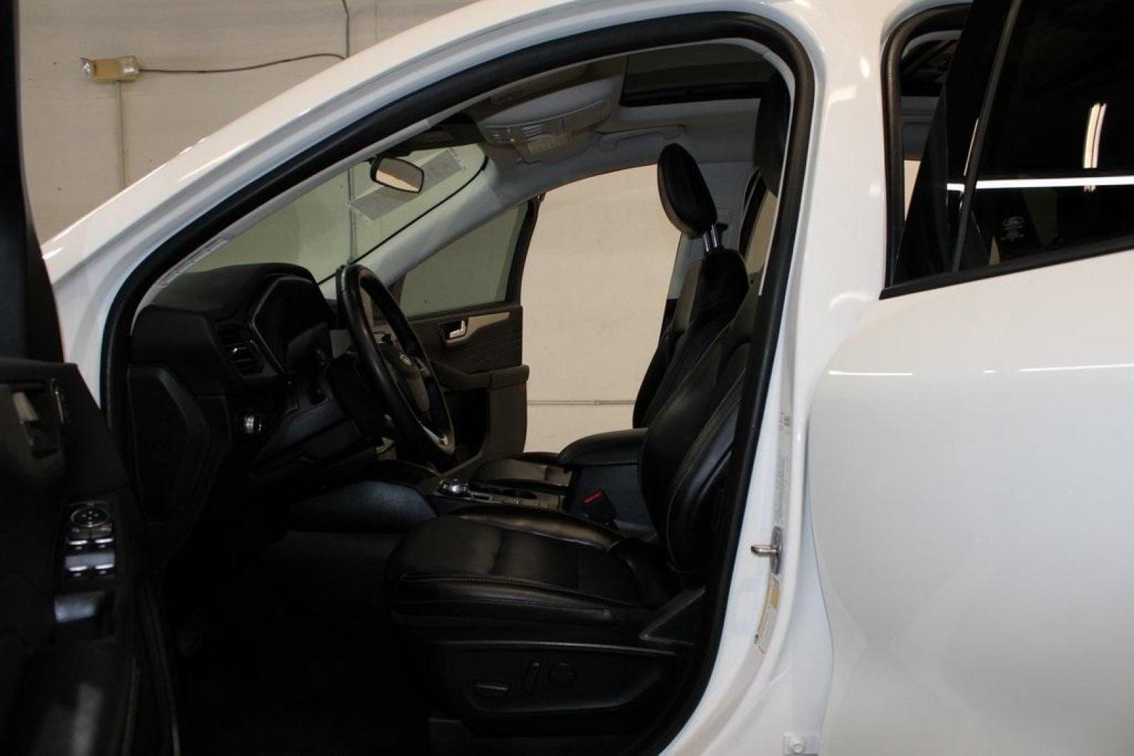 2022 Star White Metallic Tri-Coat /Ebony Ford Escape SEL (1FMCU0H65NU) with an 1.5L EcoBoost engine, Automatic transmission, located at 15300 Midway Rd., Addison, TX, 75001, (972) 702-0011, 32.958321, -96.838074 - Photo#12