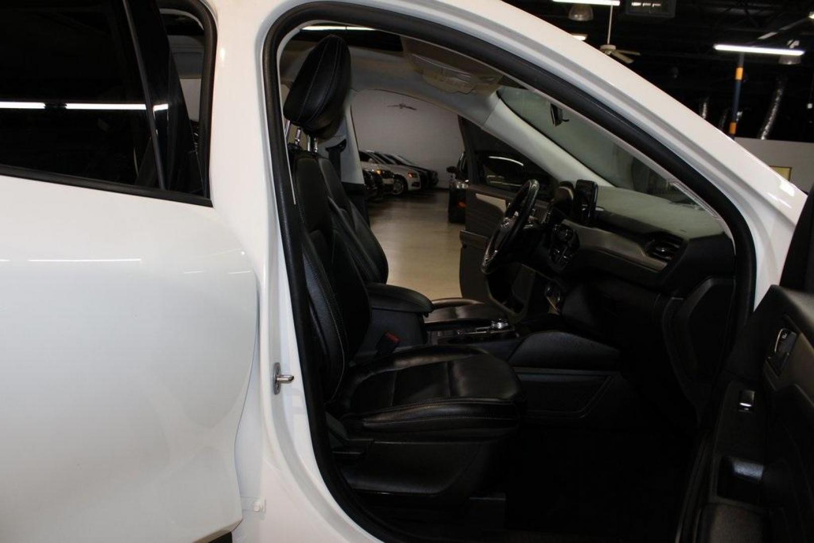 2022 Star White Metallic Tri-Coat /Ebony Ford Escape SEL (1FMCU0H65NU) with an 1.5L EcoBoost engine, Automatic transmission, located at 15300 Midway Rd., Addison, TX, 75001, (972) 702-0011, 32.958321, -96.838074 - Photo#13