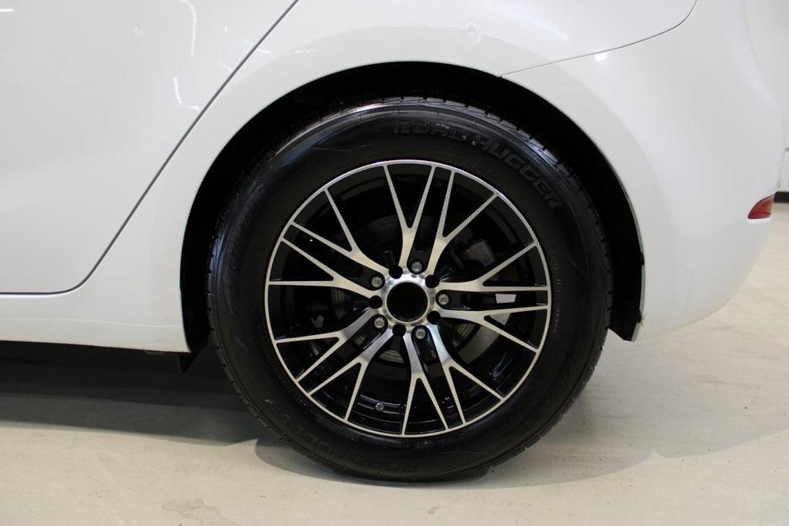 2017 Clear White /Black Kia Forte5 LX (KNAFK5A83H5) with an 2.0L I4 DOHC Dual CVVT engine, Automatic transmission, located at 15300 Midway Rd., Addison, TX, 75001, (972) 702-0011, 32.958321, -96.838074 - Photo#9