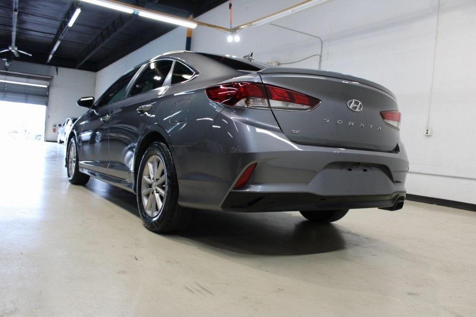 2018 Machine Gray /Black Hyundai Sonata SE (5NPE24AF8JH) with an 2.4L I4 DGI DOHC 16V LEV3-ULEV70 185hp engine, Automatic transmission, located at 15300 Midway Rd., Addison, TX, 75001, (972) 702-0011, 32.958321, -96.838074 - Photo#3
