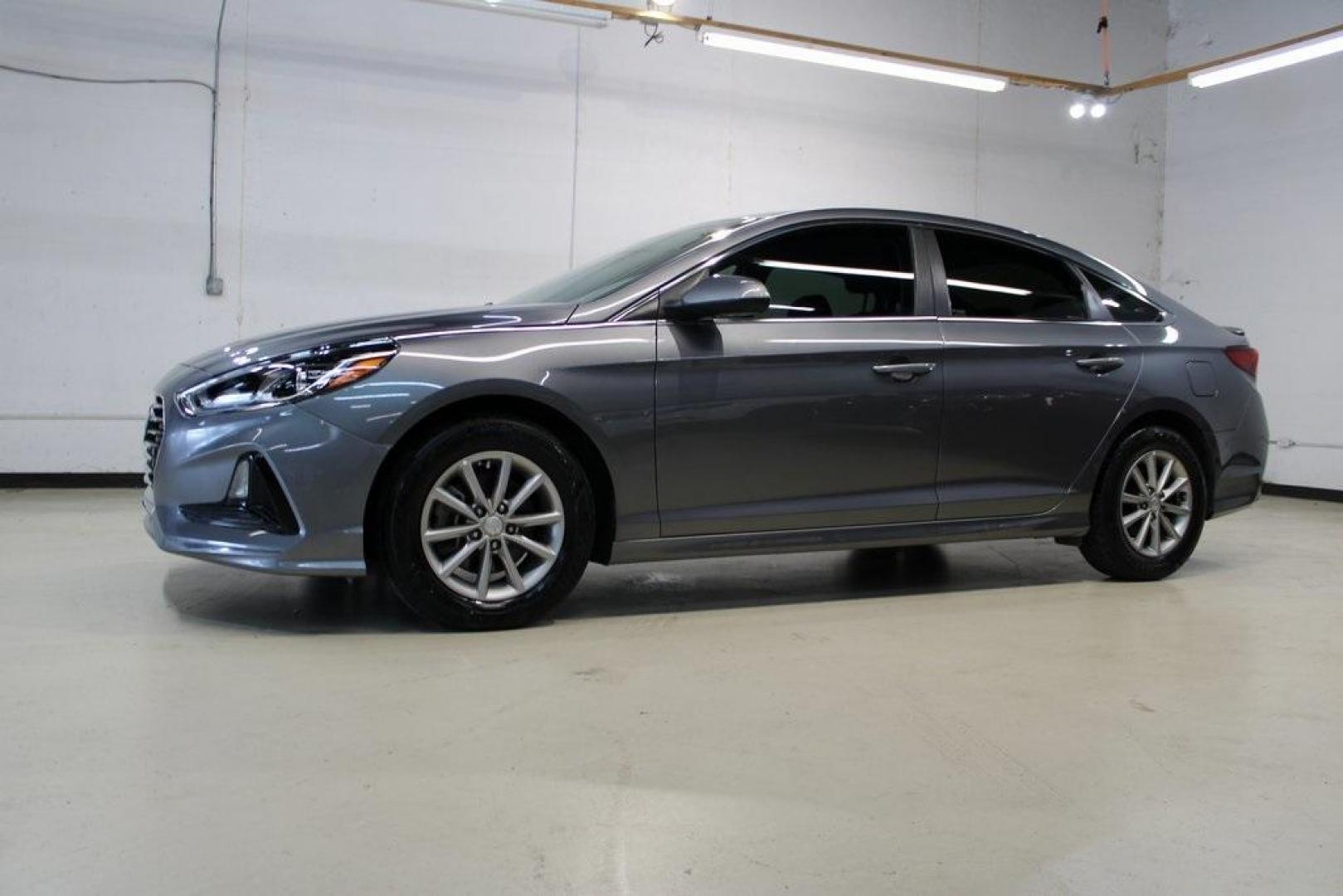 2018 Machine Gray /Black Hyundai Sonata SE (5NPE24AF8JH) with an 2.4L I4 DGI DOHC 16V LEV3-ULEV70 185hp engine, Automatic transmission, located at 15300 Midway Rd., Addison, TX, 75001, (972) 702-0011, 32.958321, -96.838074 - Photo#4