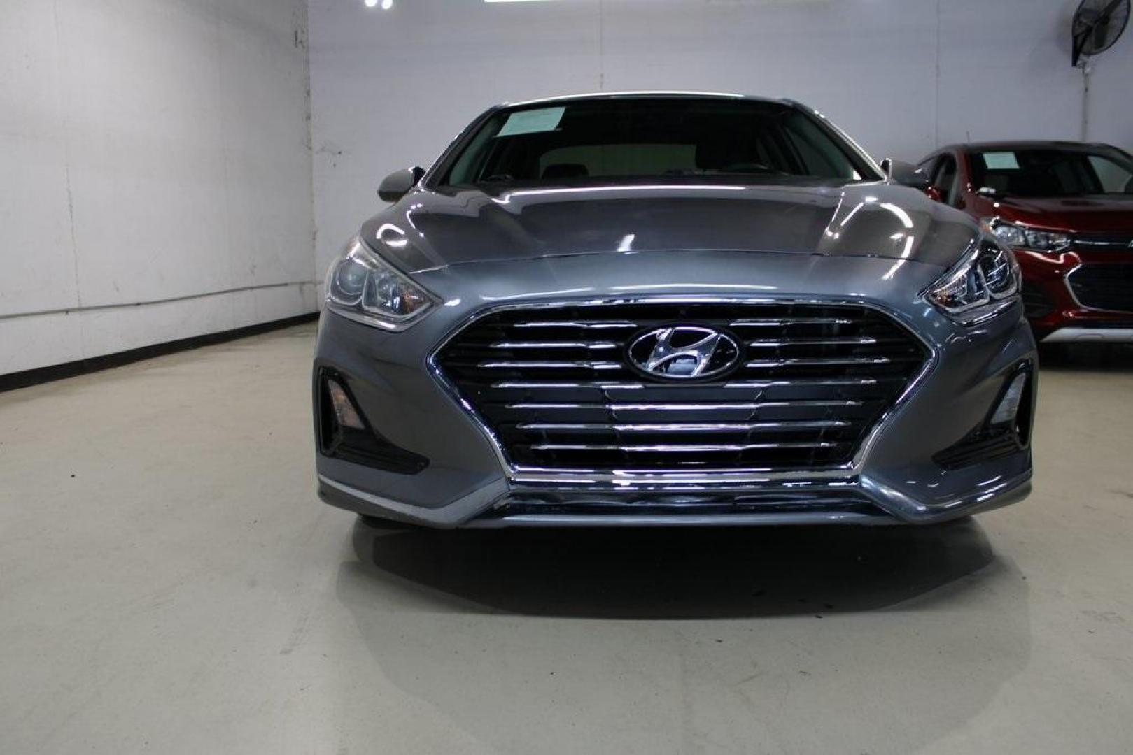 2018 Machine Gray /Black Hyundai Sonata SE (5NPE24AF8JH) with an 2.4L I4 DGI DOHC 16V LEV3-ULEV70 185hp engine, Automatic transmission, located at 15300 Midway Rd., Addison, TX, 75001, (972) 702-0011, 32.958321, -96.838074 - Photo#5