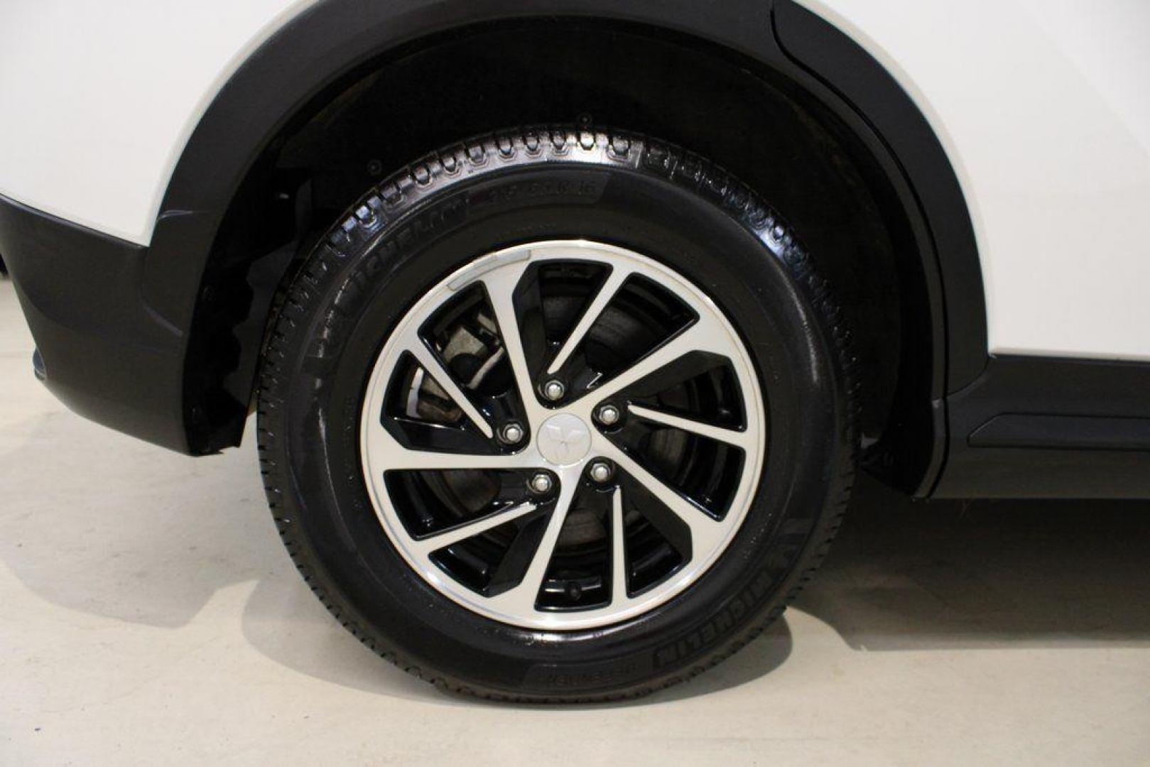 2020 Pearl White /Black Mitsubishi Eclipse Cross ES (JA4AS3AA2LZ) with an 1.5L I4 DI Turbocharged DOHC 16V LEV3-ULEV70 152hp engine, CVT transmission, located at 15300 Midway Rd., Addison, TX, 75001, (972) 702-0011, 32.958321, -96.838074 - Photo#9