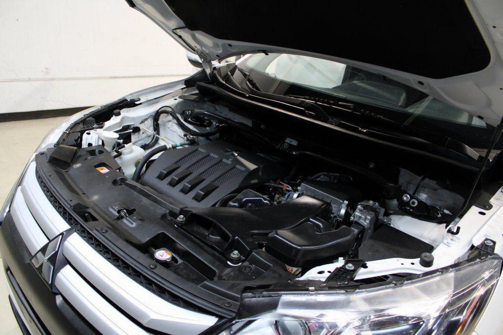 2020 Pearl White /Black Mitsubishi Eclipse Cross ES (JA4AS3AA2LZ) with an 1.5L I4 DI Turbocharged DOHC 16V LEV3-ULEV70 152hp engine, CVT transmission, located at 15300 Midway Rd., Addison, TX, 75001, (972) 702-0011, 32.958321, -96.838074 - Photo#25