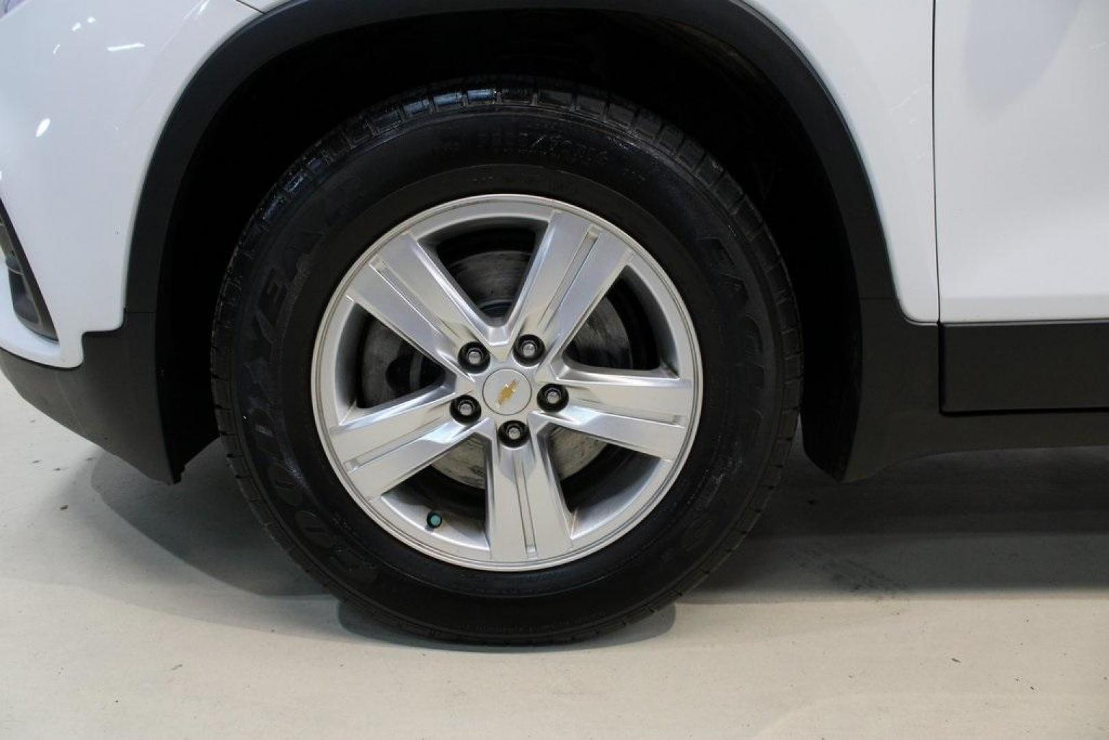 2018 Summit White /Jet Black Chevrolet Trax LT (KL7CJLSB5JB) with an ECOTEC 1.4L I4 SMPI DOHC Turbocharged VVT engine, Automatic transmission, located at 15300 Midway Rd., Addison, TX, 75001, (972) 702-0011, 32.958321, -96.838074 - 2018 Chevrolet Trax LT<br>Now Available at Midway Auto Group Addison, Texas<br><br>Compact in size but big on versatility, the 2018 Chevrolet Trax LT is a smart choice for drivers looking for efficiency, maneuverability, and modern convenience. Whether you're navigating Dallas traffic or planning a - Photo#9