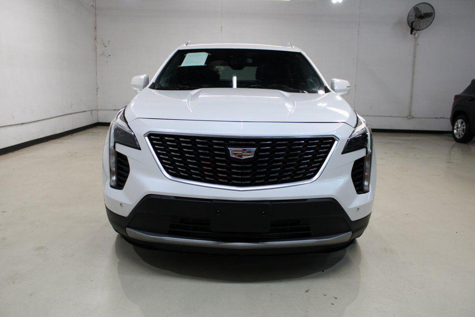 2021 Crystal White Tricoat /Black Cadillac XT4 Premium Luxury (1GYFZCR48MF) with an 2.0L I4 Turbocharged engine, Automatic transmission, located at 15300 Midway Rd., Addison, TX, 75001, (972) 702-0011, 32.958321, -96.838074 - 2021 Cadillac XT4 Premium Luxury<br>Now Available at Midway Auto Group Addison, Texas<br><br>Elevate your everyday drive with the 2021 Cadillac XT4 Premium Luxury a compact luxury SUV that blends bold styling, advanced technology, and premium comfort. With responsive performance and a refined inter - Photo#4