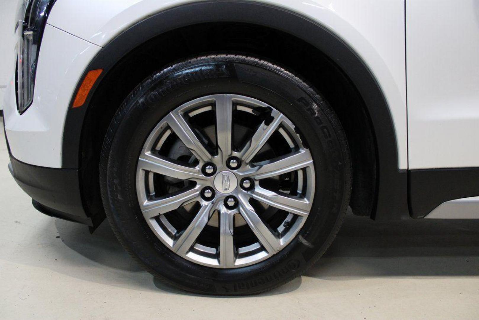 2021 Crystal White Tricoat /Black Cadillac XT4 Premium Luxury (1GYFZCR48MF) with an 2.0L I4 Turbocharged engine, Automatic transmission, located at 15300 Midway Rd., Addison, TX, 75001, (972) 702-0011, 32.958321, -96.838074 - 2021 Cadillac XT4 Premium Luxury<br>Now Available at Midway Auto Group Addison, Texas<br><br>Elevate your everyday drive with the 2021 Cadillac XT4 Premium Luxury a compact luxury SUV that blends bold styling, advanced technology, and premium comfort. With responsive performance and a refined inter - Photo#6