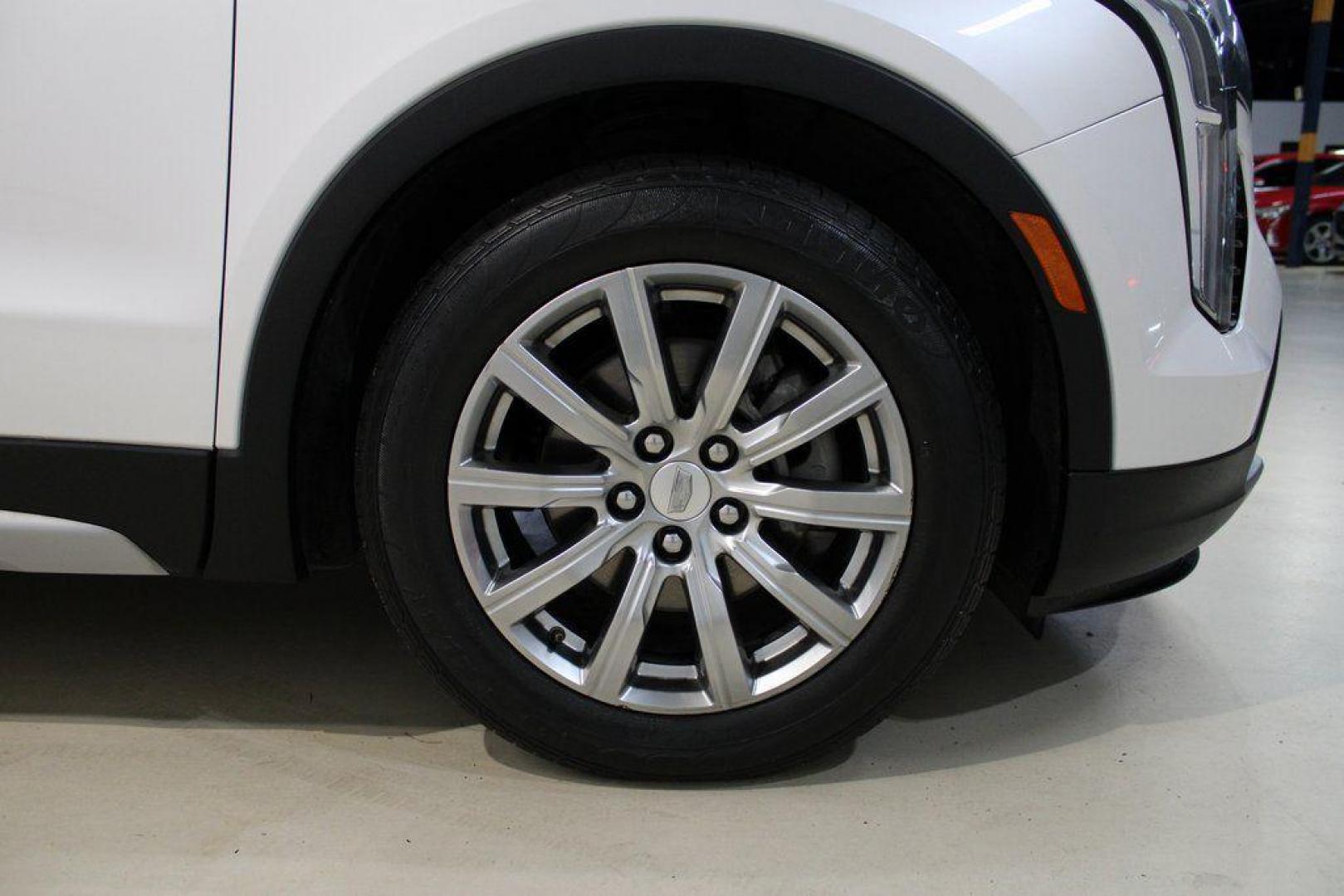 2021 Crystal White Tricoat /Black Cadillac XT4 Premium Luxury (1GYFZCR48MF) with an 2.0L I4 Turbocharged engine, Automatic transmission, located at 15300 Midway Rd., Addison, TX, 75001, (972) 702-0011, 32.958321, -96.838074 - 2021 Cadillac XT4 Premium Luxury<br>Now Available at Midway Auto Group Addison, Texas<br><br>Elevate your everyday drive with the 2021 Cadillac XT4 Premium Luxury a compact luxury SUV that blends bold styling, advanced technology, and premium comfort. With responsive performance and a refined inter - Photo#9