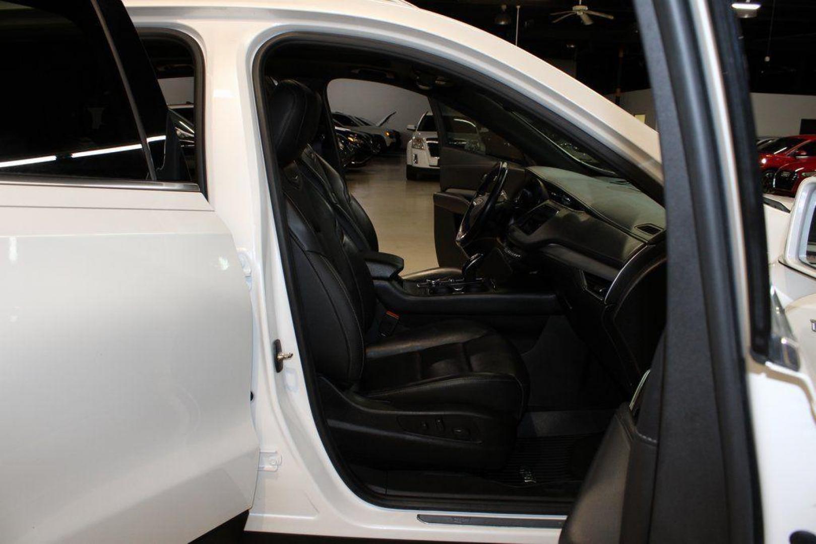 2021 Crystal White Tricoat /Black Cadillac XT4 Premium Luxury (1GYFZCR48MF) with an 2.0L I4 Turbocharged engine, Automatic transmission, located at 15300 Midway Rd., Addison, TX, 75001, (972) 702-0011, 32.958321, -96.838074 - 2021 Cadillac XT4 Premium Luxury<br>Now Available at Midway Auto Group Addison, Texas<br><br>Elevate your everyday drive with the 2021 Cadillac XT4 Premium Luxury a compact luxury SUV that blends bold styling, advanced technology, and premium comfort. With responsive performance and a refined inter - Photo#11