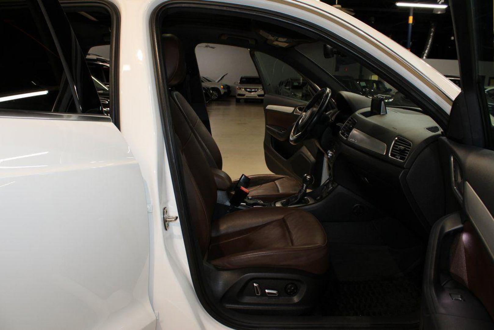 2018 White /Chestnut Brown Audi Q3 2.0T Premium (WA1JCCFS3JR) with an 2.0L 4-Cylinder TFSI engine, Automatic transmission, located at 15300 Midway Rd., Addison, TX, 75001, (972) 702-0011, 32.958321, -96.838074 - HOME OF THE NO HAGGLE PRICE - WHOLESALE PRICES TO THE PUBLIC!! Priced below KBB Fair Purchase Price!<br><br>White 2018 Audi Q3 2.0T Premium<br><br>20/28 City/Highway MPG<br><br>Awards:<br> * 2018 KBB.com 10 Best Luxury Cars Under $35,000 * 2018 KBB.com 10 Most Awarded Brands<br><br>At Midway Auto - Photo#11