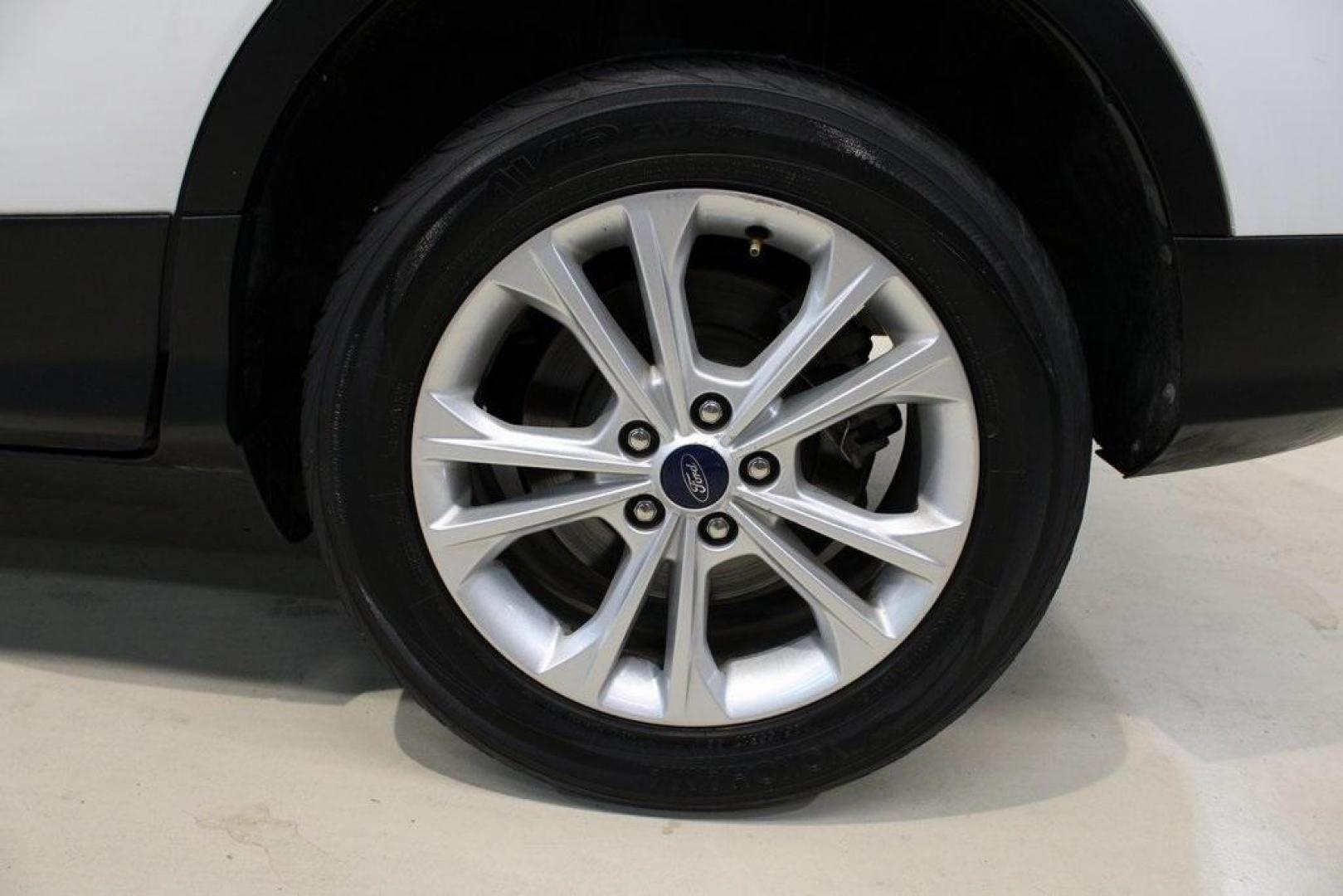2018 Oxford White /Medium Light Stone Ford Escape SE (1FMCU0G99JU) with an EcoBoost 1.5L I4 GTDi DOHC Turbocharged VCT engine, Automatic transmission, located at 15300 Midway Rd., Addison, TX, 75001, (972) 702-0011, 32.958321, -96.838074 - 2018 Ford Escape SE<br>Now Available at Midway Auto Group Addison, Texas<br><br>The 2018 Ford Escape SE blends sporty style with everyday practicality, making it a top pick for drivers who want comfort, technology, and versatility in a compact SUV. With a turbocharged engine, spacious interior, and - Photo#9
