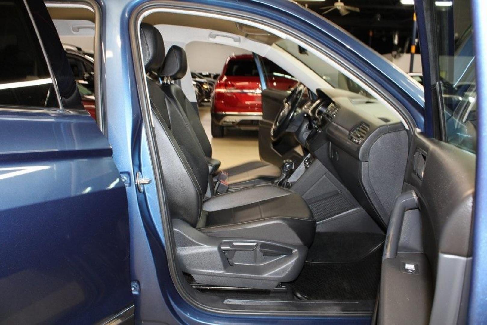 2018 Blue Metallic /Titan Black Volkswagen Tiguan 2.0T SE (3VV3B7AX7JM) with an 2.0L TSI DOHC engine, Automatic transmission, located at 15300 Midway Rd., Addison, TX, 75001, (972) 702-0011, 32.958321, -96.838074 - Photo#10