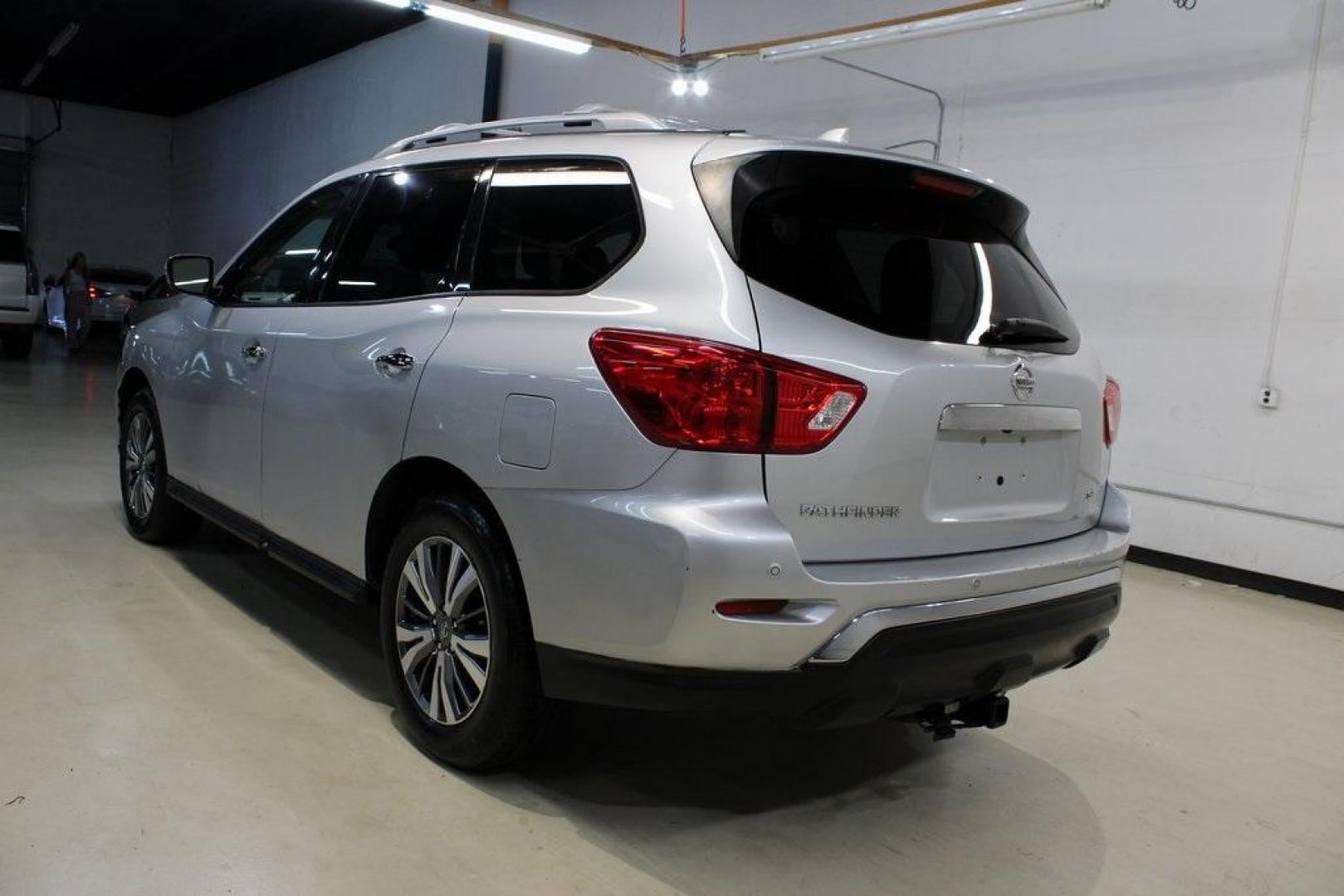 2020 Brilliant Silver Metallic /Charcoal Nissan Pathfinder SL (5N1DR2CN3LC) with an V6 engine, CVT transmission, located at 15300 Midway Rd., Addison, TX, 75001, (972) 702-0011, 32.958321, -96.838074 - 2020 Nissan Pathfinder SV<br>Now Available at Midway Auto Group Addison, Texas<br><br>The 2020 Nissan Pathfinder SV is a versatile 3-row SUV that combines strong performance, advanced technology, and spacious comfort. With seating for seven, a powerful V6 engine, and impressive towing capability, t - Photo#3