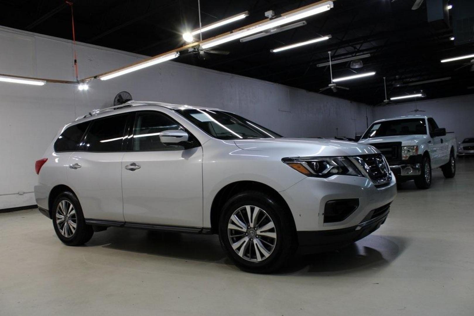 2020 Brilliant Silver Metallic /Charcoal Nissan Pathfinder SL (5N1DR2CN3LC) with an V6 engine, CVT transmission, located at 15300 Midway Rd., Addison, TX, 75001, (972) 702-0011, 32.958321, -96.838074 - 2020 Nissan Pathfinder SV<br>Now Available at Midway Auto Group Addison, Texas<br><br>The 2020 Nissan Pathfinder SV is a versatile 3-row SUV that combines strong performance, advanced technology, and spacious comfort. With seating for seven, a powerful V6 engine, and impressive towing capability, t - Photo#6