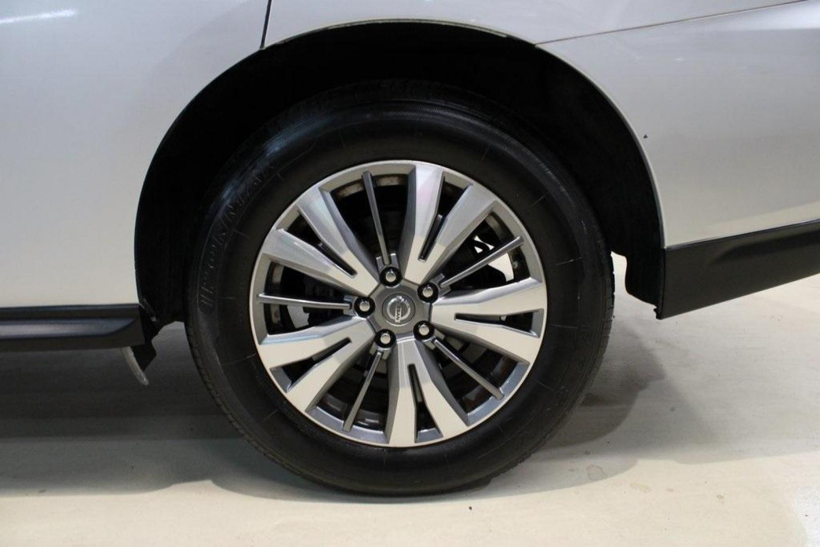 2020 Brilliant Silver Metallic /Charcoal Nissan Pathfinder SL (5N1DR2CN3LC) with an V6 engine, CVT transmission, located at 15300 Midway Rd., Addison, TX, 75001, (972) 702-0011, 32.958321, -96.838074 - 2020 Nissan Pathfinder SV<br>Now Available at Midway Auto Group Addison, Texas<br><br>The 2020 Nissan Pathfinder SV is a versatile 3-row SUV that combines strong performance, advanced technology, and spacious comfort. With seating for seven, a powerful V6 engine, and impressive towing capability, t - Photo#9