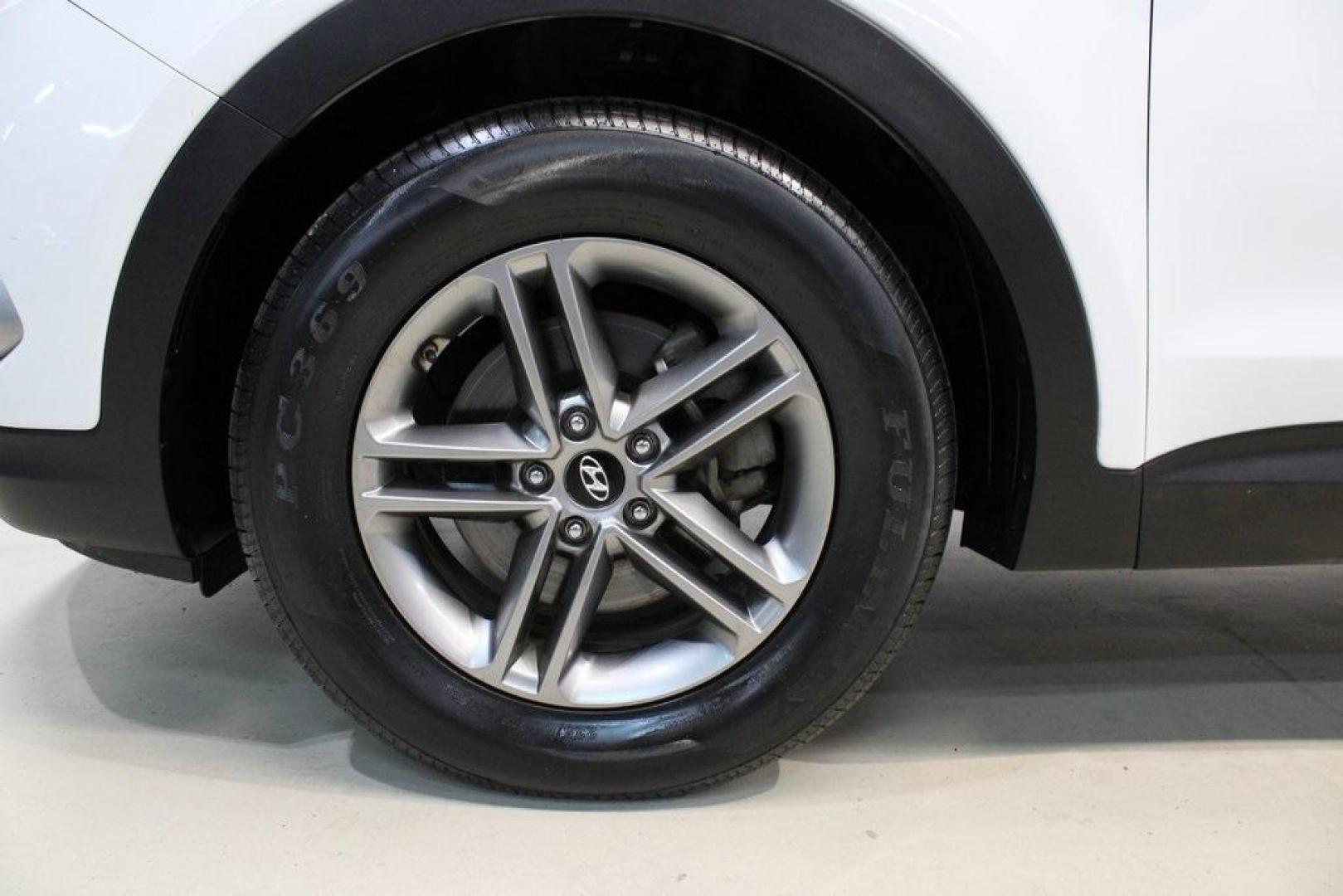 2018 Pearl White /Gray Hyundai Santa Fe Sport 2.4 Base (5XYZT3LB5JG) with an 2.4L I4 DGI DOHC 16V engine, Automatic transmission, located at 15300 Midway Rd., Addison, TX, 75001, (972) 702-0011, 32.958321, -96.838074 - 2018 Hyundai Santa Fe Sport<br>Now Available at Midway Auto Group Addison, Texas<br><br>Spacious, stylish, and versatile, the 2018 Hyundai Santa Fe Sport is a midsize SUV designed to handle daily commutes, weekend getaways, and everything in between. With a comfortable cabin, modern technology, and - Photo#9