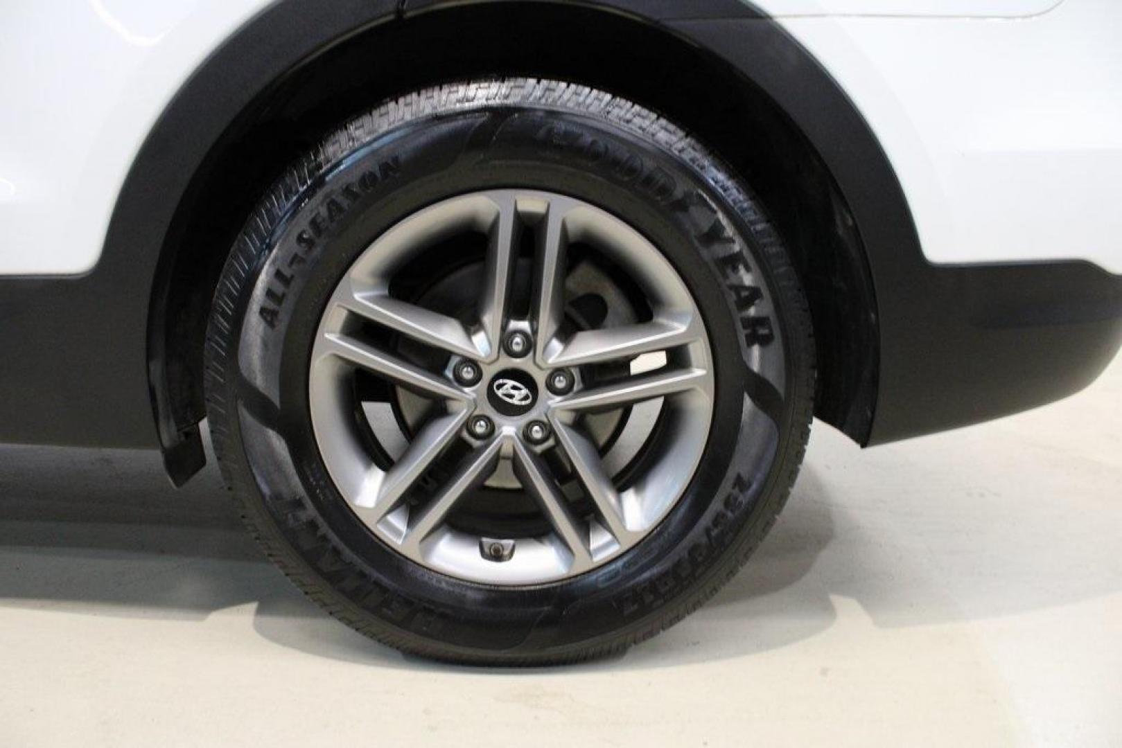 2018 Pearl White /Gray Hyundai Santa Fe Sport 2.4 Base (5XYZT3LB5JG) with an 2.4L I4 DGI DOHC 16V engine, Automatic transmission, located at 15300 Midway Rd., Addison, TX, 75001, (972) 702-0011, 32.958321, -96.838074 - 2018 Hyundai Santa Fe Sport<br>Now Available at Midway Auto Group Addison, Texas<br><br>Spacious, stylish, and versatile, the 2018 Hyundai Santa Fe Sport is a midsize SUV designed to handle daily commutes, weekend getaways, and everything in between. With a comfortable cabin, modern technology, and - Photo#10