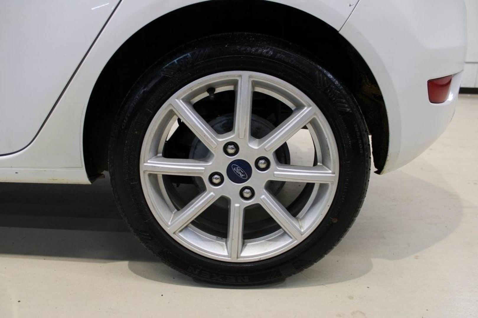 2019 Oxford White /Black Ford Fiesta SE (3FADP4EJXKM) with an 1.6L I4 Ti-VCT engine, Automatic transmission, located at 15300 Midway Rd., Addison, TX, 75001, (972) 702-0011, 32.958321, -96.838074 - Photo#8