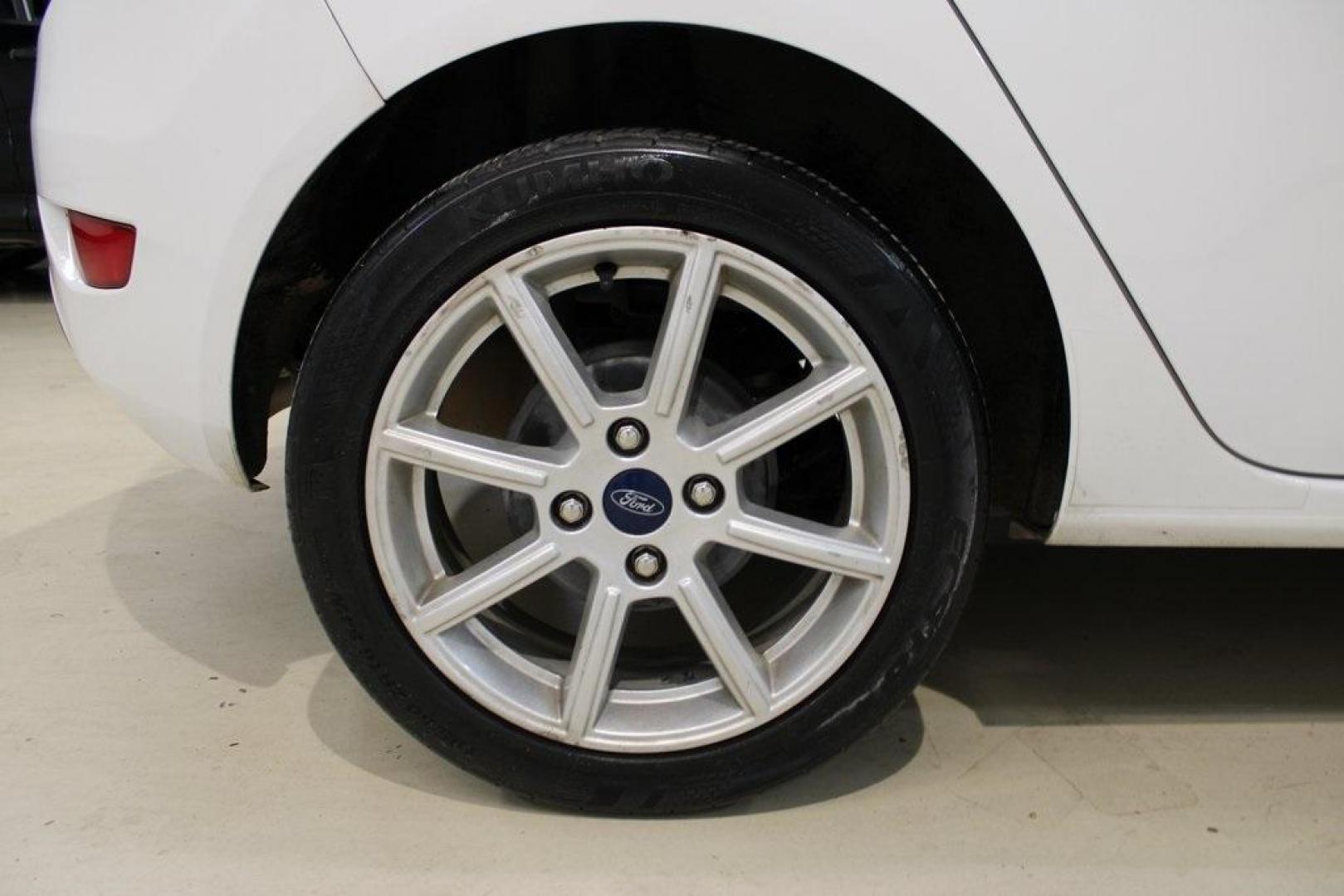 2019 Oxford White /Black Ford Fiesta SE (3FADP4EJXKM) with an 1.6L I4 Ti-VCT engine, Automatic transmission, located at 15300 Midway Rd., Addison, TX, 75001, (972) 702-0011, 32.958321, -96.838074 - Photo#9