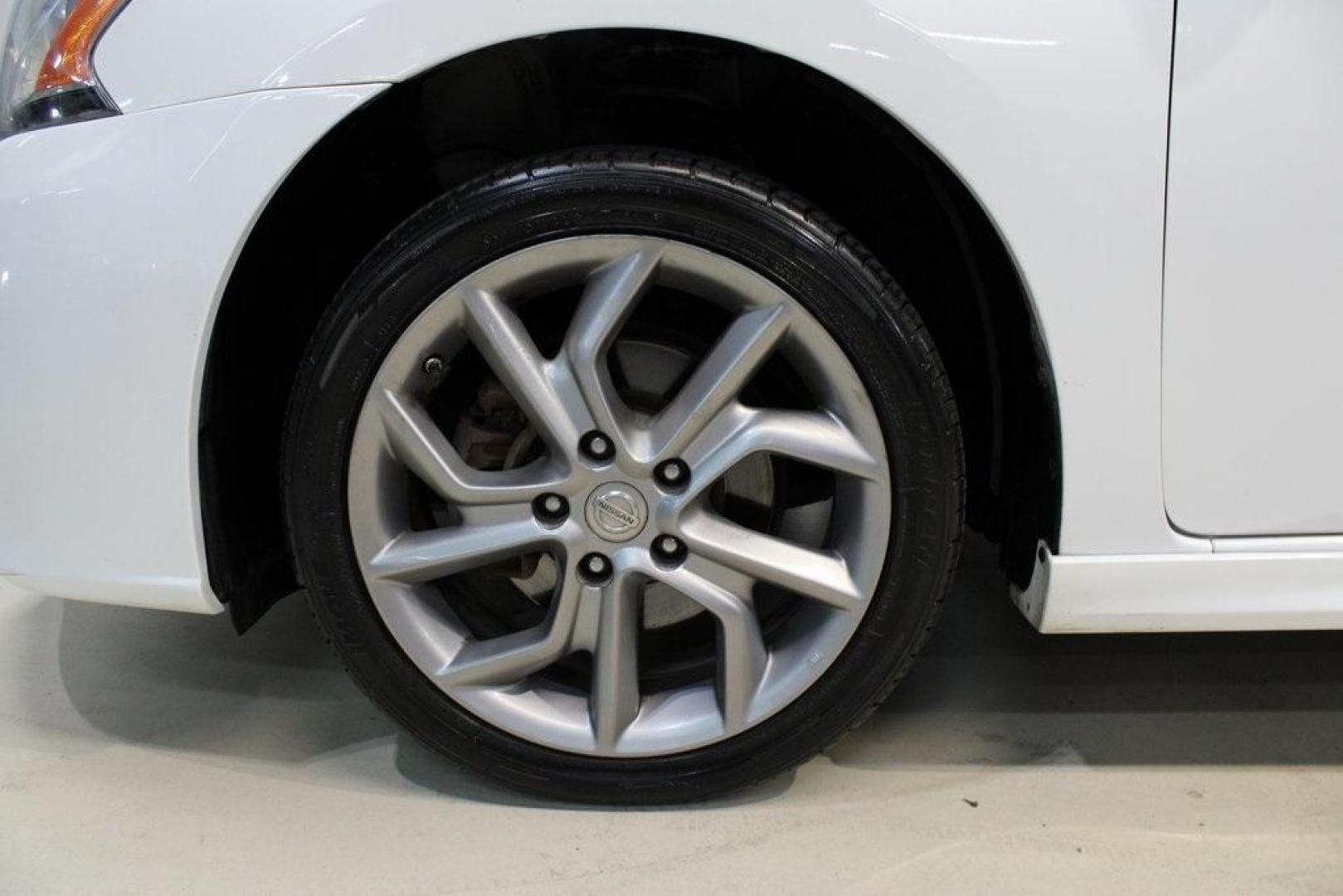 2014 Aspen White /Charcoal Nissan Sentra SR (3N1AB7AP6EY) with an 1.8L 4-Cylinder DOHC 16V engine, CVT transmission, located at 15300 Midway Rd., Addison, TX, 75001, (972) 702-0011, 32.958321, -96.838074 - HOME OF THE NO HAGGLE PRICE - WHOLESALE PRICES TO THE PUBLIC!!<br><br>Aspen White 2014 Nissan Sentra SR<br><br>30/39 City/Highway MPG<br><br>Awards:<br> * 2014 KBB.com 10 Best Used Compact Cars Under $10,000<br><br>At Midway Auto Group, we strive to provide you with the best quality vehicles for th - Photo#5