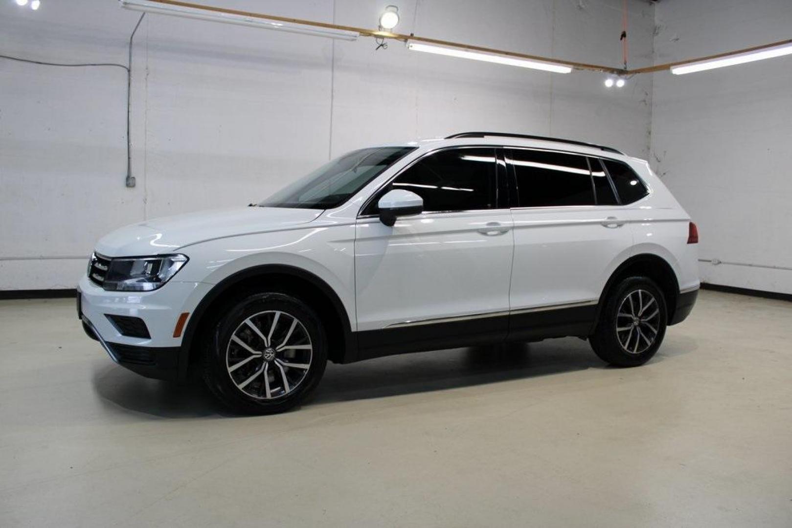 2018 Pure White /Golden Oak and Black Volkswagen Tiguan 2.0T SE (3VV3B7AX1JM) with an 2.0L TSI DOHC engine, Automatic transmission, located at 15300 Midway Rd., Addison, TX, 75001, (972) 702-0011, 32.958321, -96.838074 - Photo#4