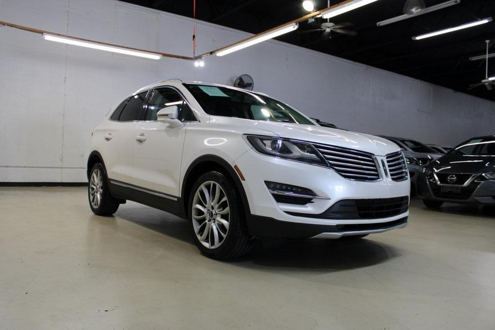 2016 White Platinum Clearcoat Metallic /White Sands/Espresso Lincoln MKC Reserve (5LMCJ3C98GU) with an EcoBoost 2.0L I4 GTDi DOHC Turbocharged VCT engine, Automatic transmission, located at 15300 Midway Rd., Addison, TX, 75001, (972) 702-0011, 32.958321, -96.838074 - Photo#1